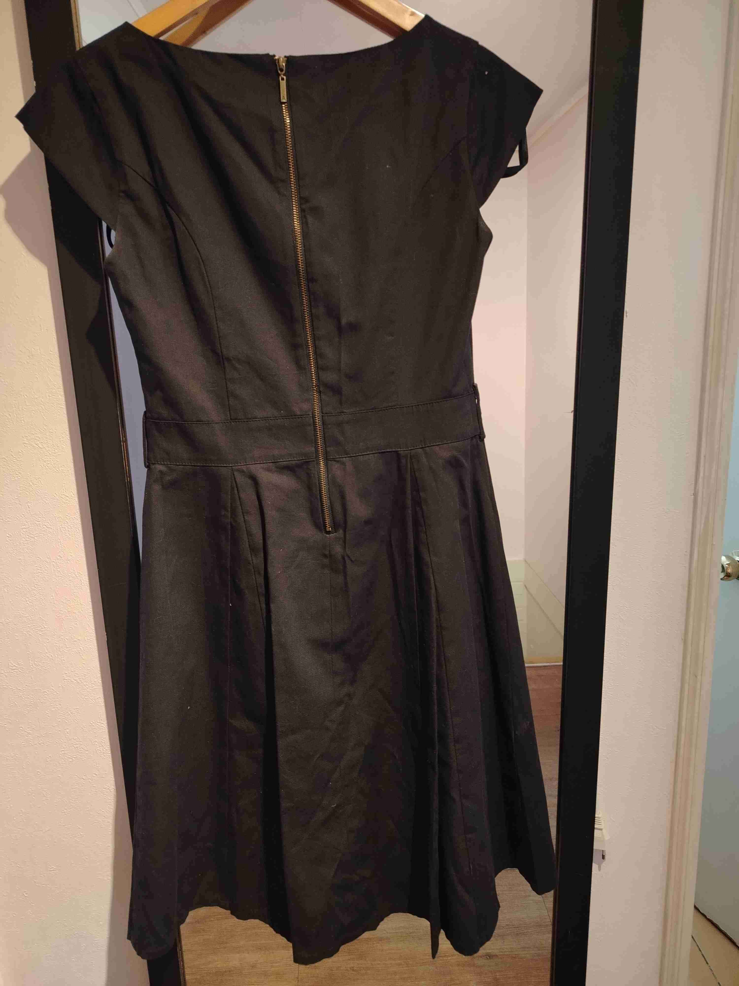 Vestido negro clásico - miniatura 5