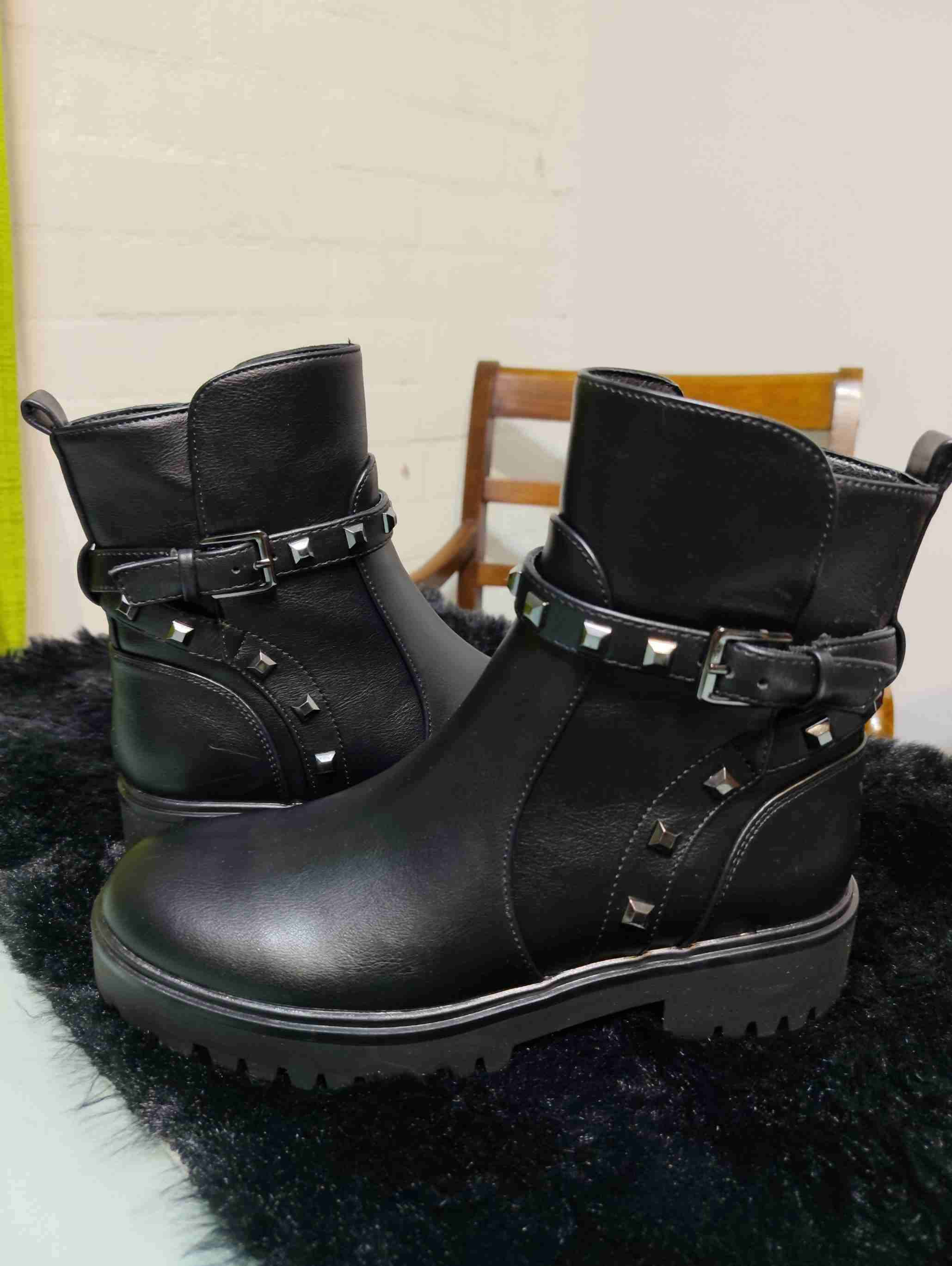 Botas negras con tachas - miniatura 2