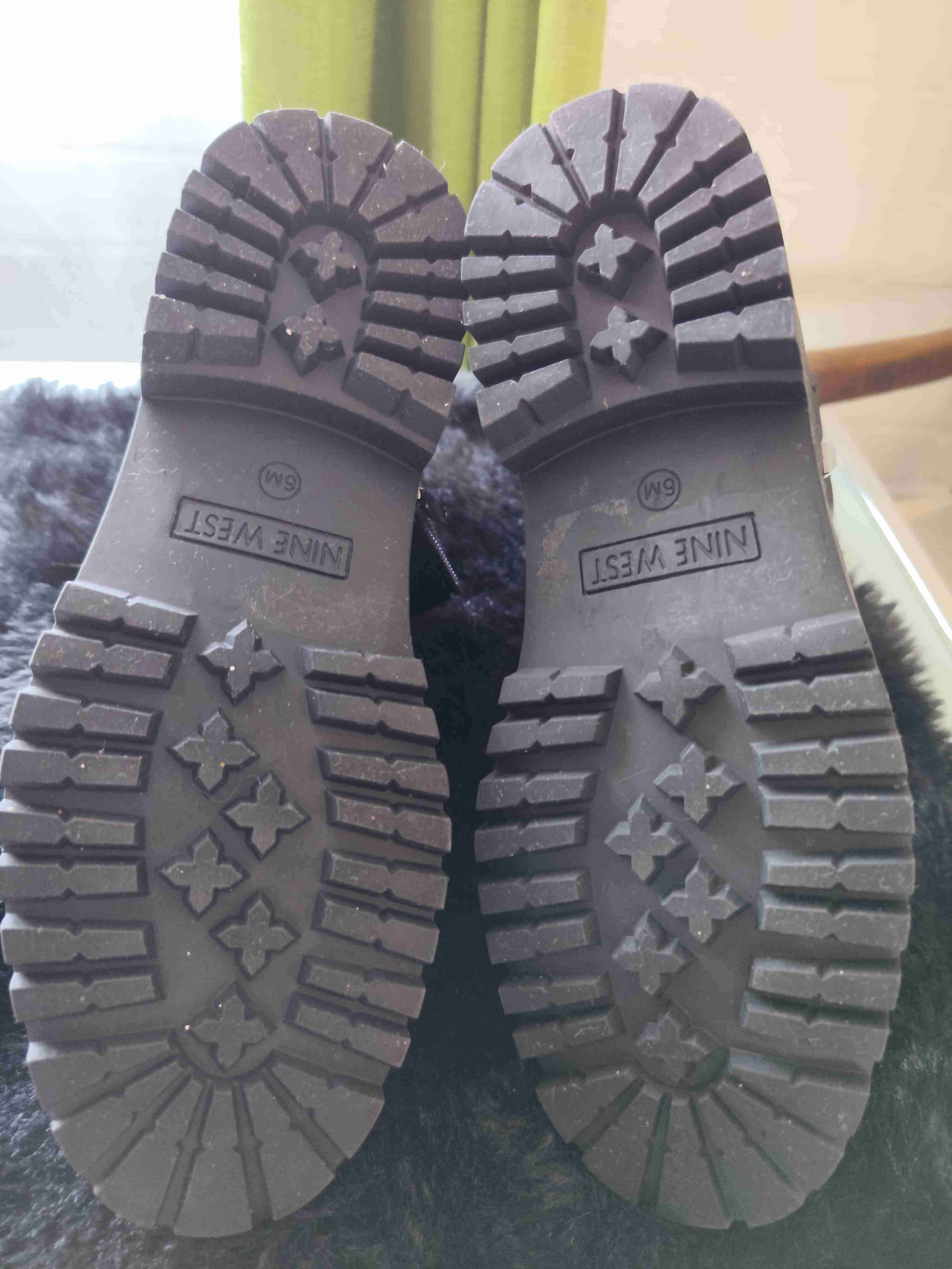 Botas negras con tachas - miniatura 4