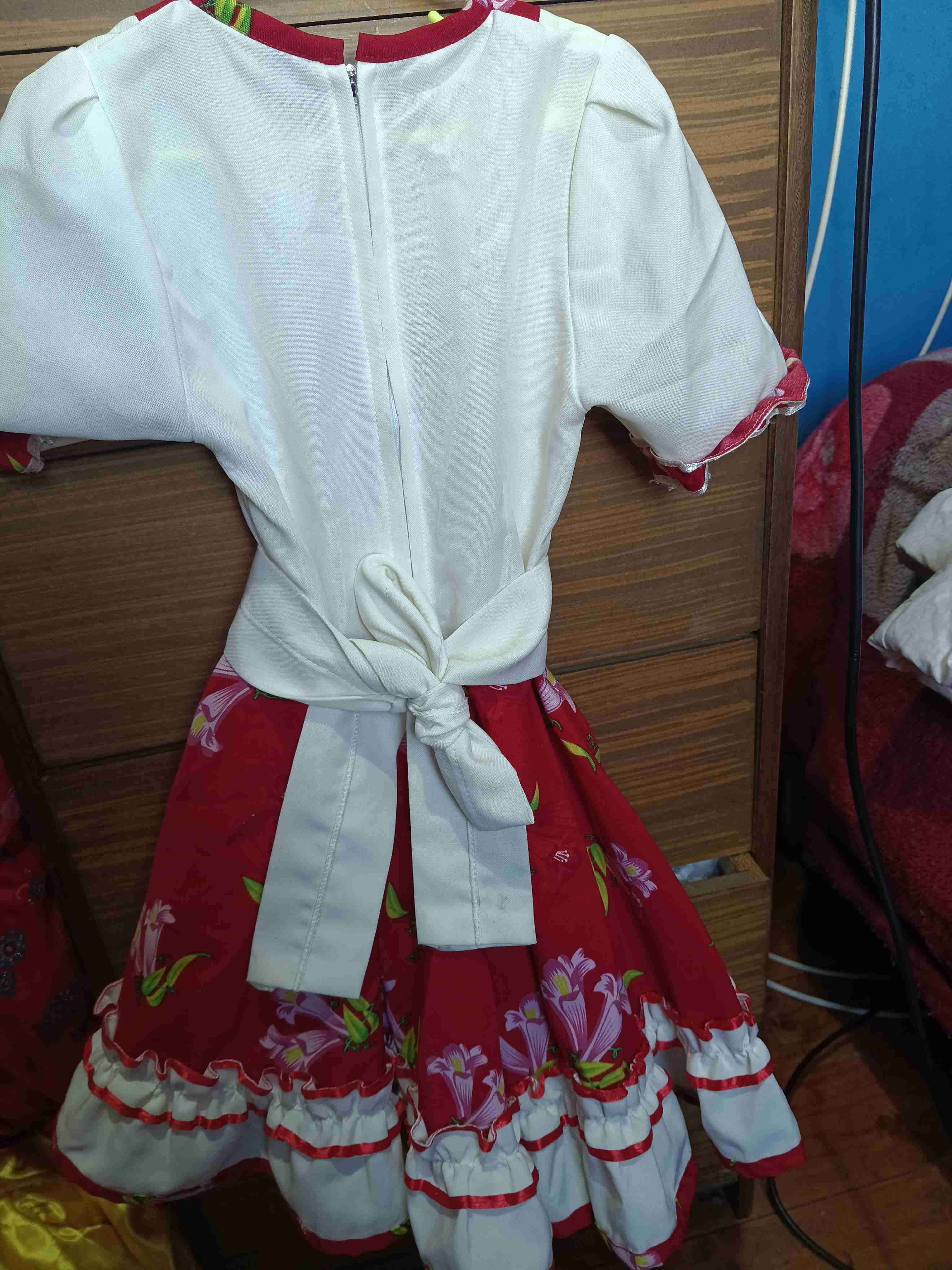 Vestido folclórico blanco y rojo - miniatura 2