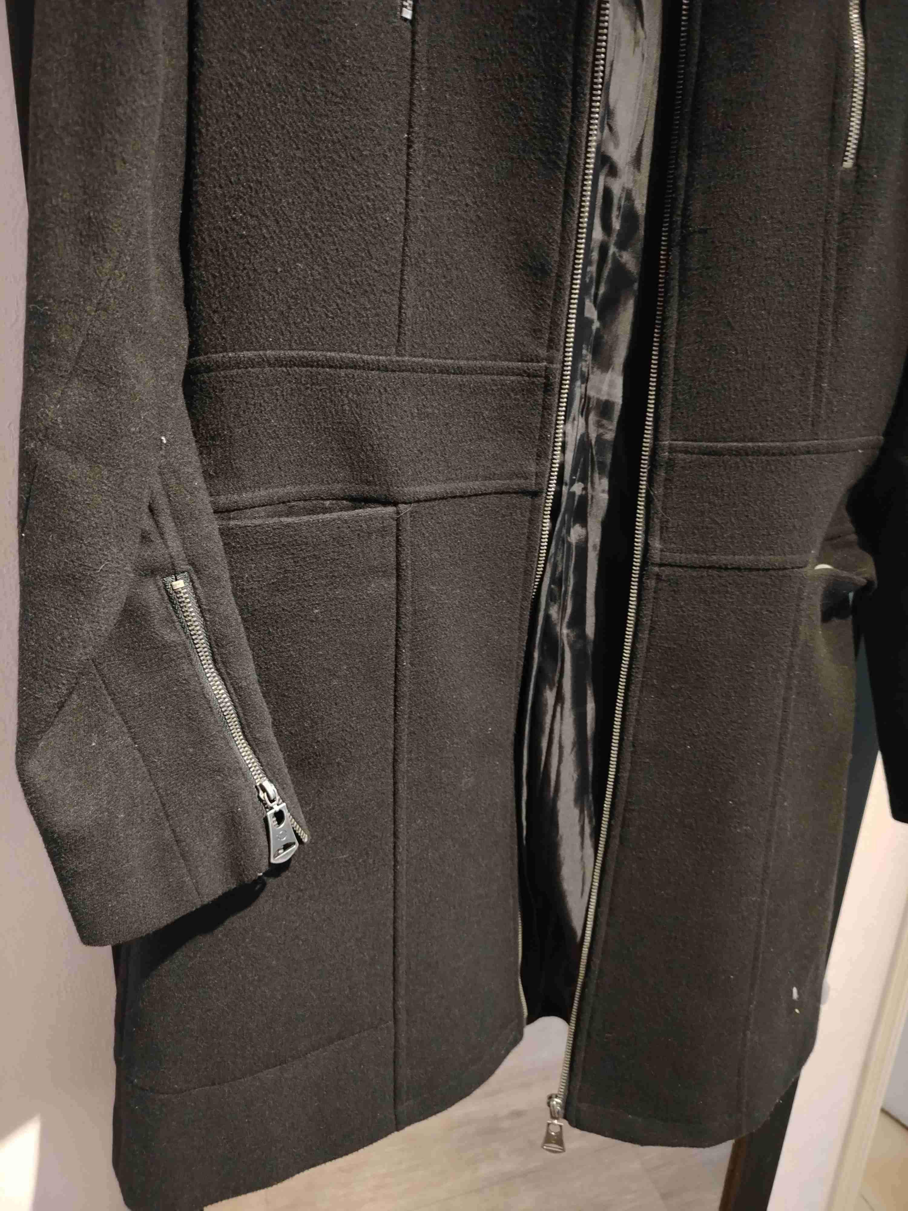 Abrigo negro con cierre - miniatura 2