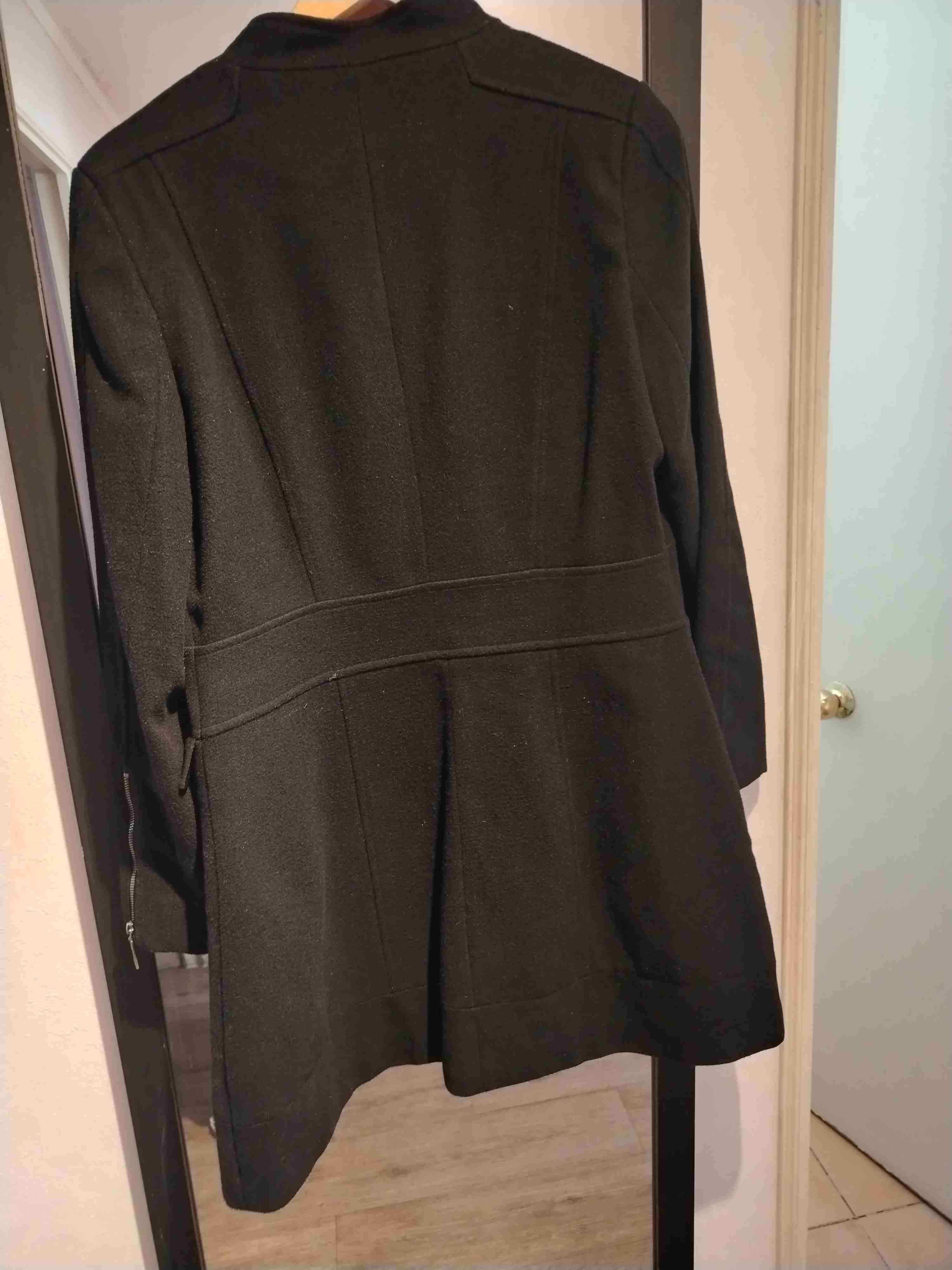 Abrigo negro con cierre - miniatura 5