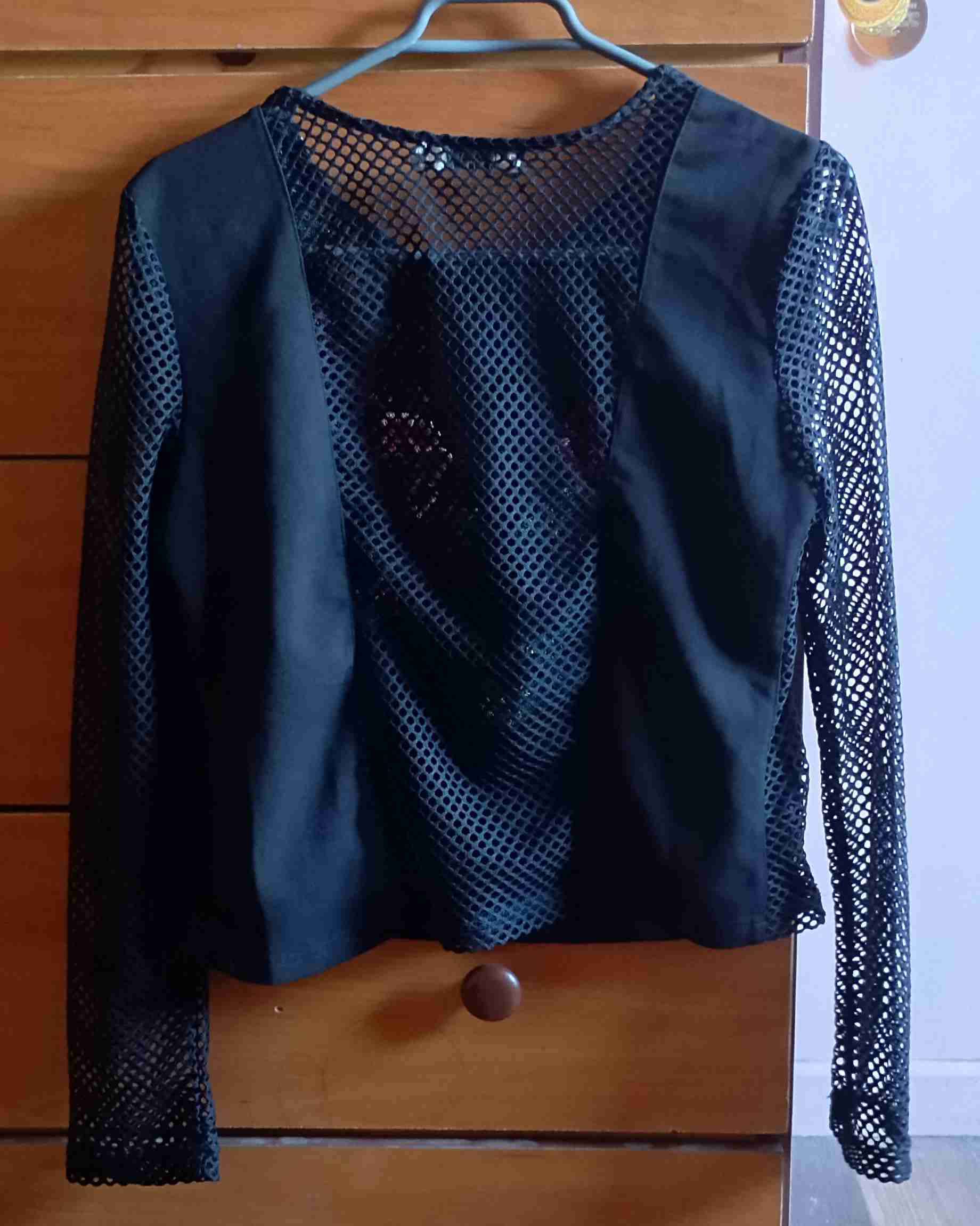 Blusa negra con flores bordadas - miniatura 2