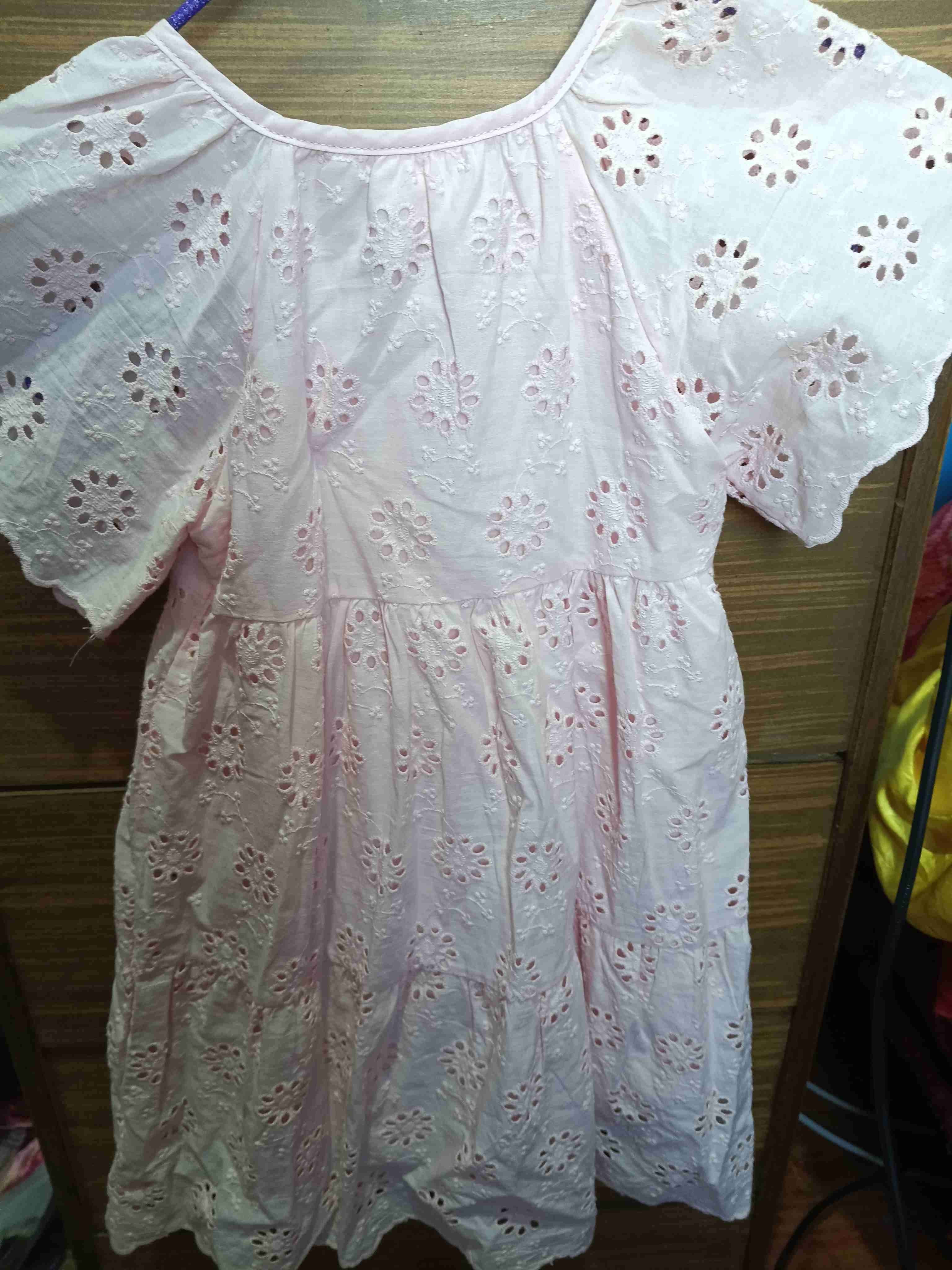 Vestido rosado de niña bordado - miniatura 3