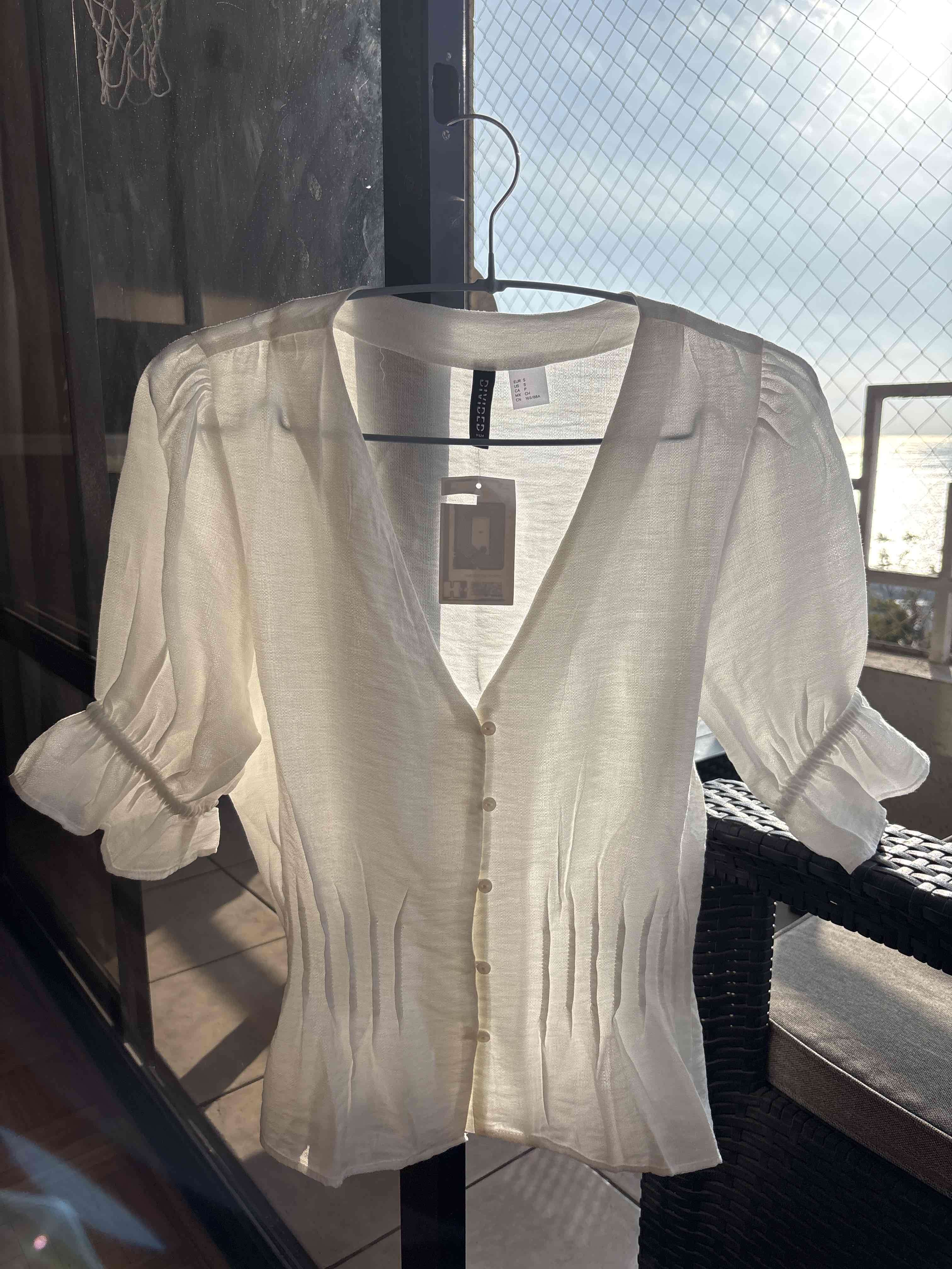 Blusa blanca con botones - miniatura 2