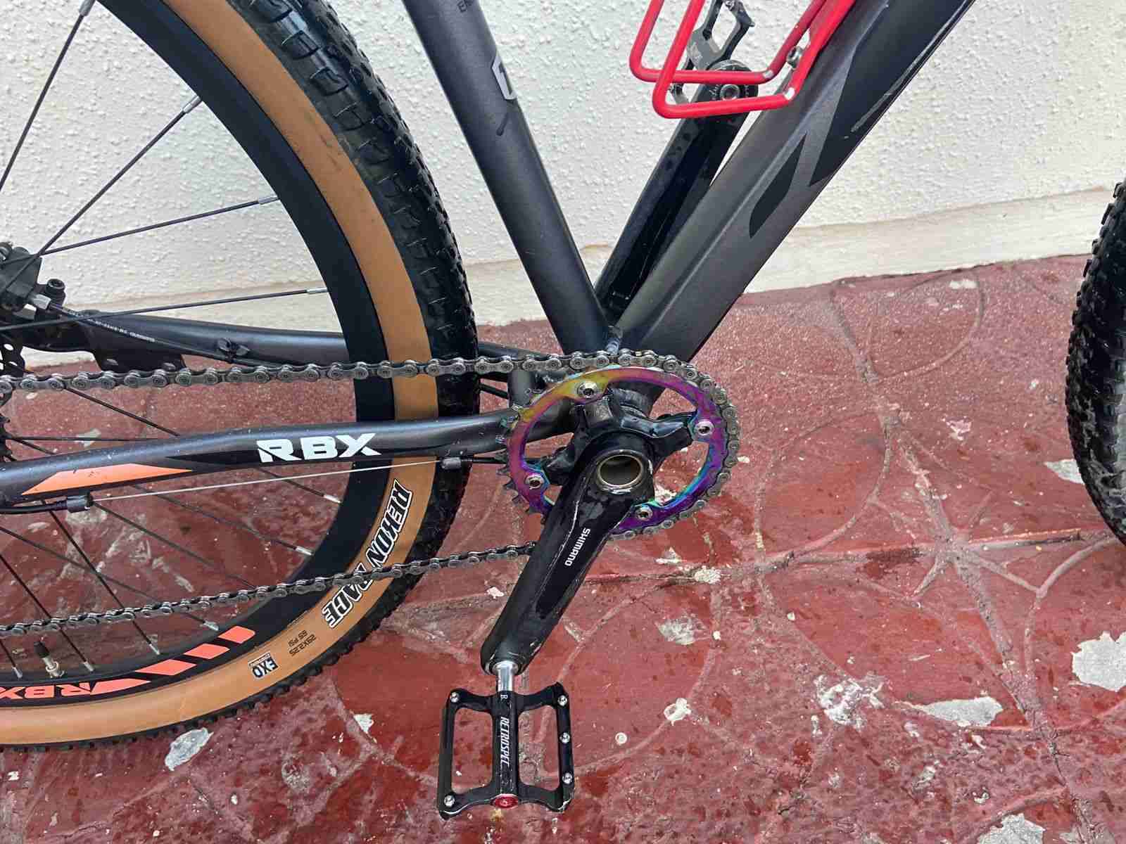 Bicicleta de montaña roja - miniatura 2