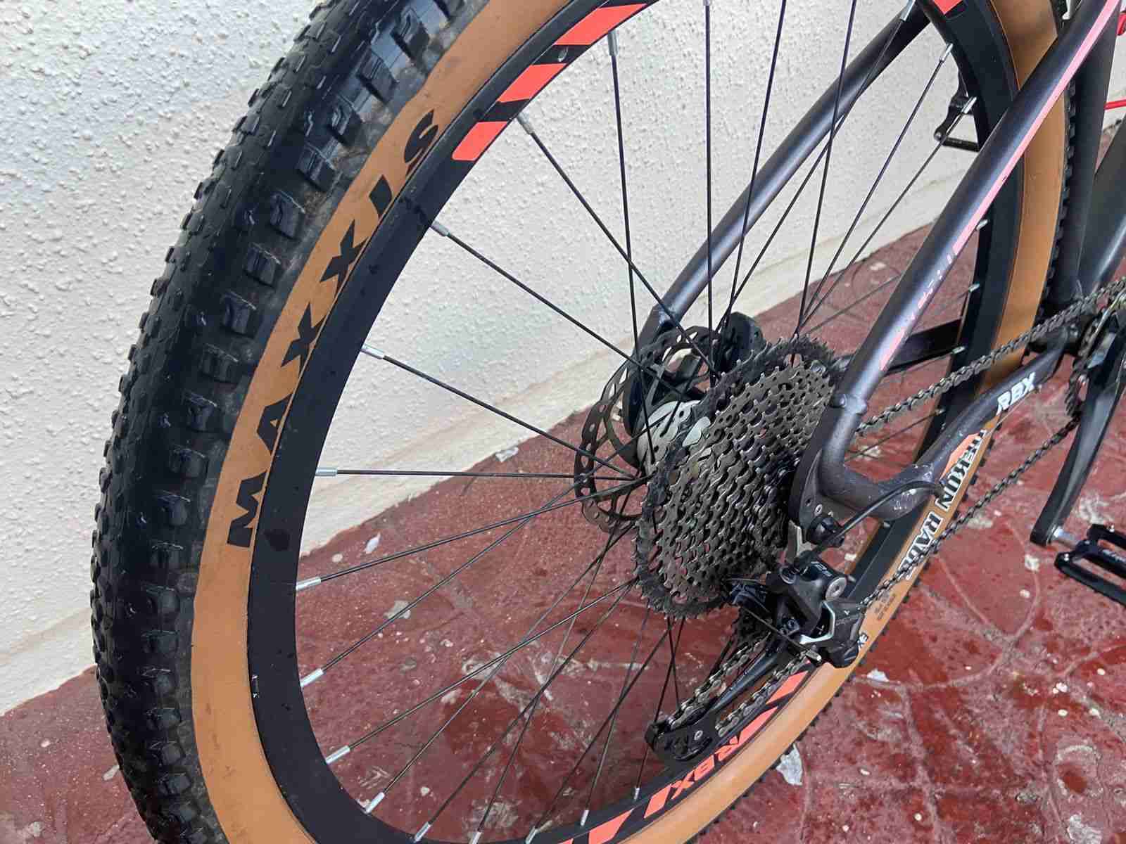 Bicicleta de montaña roja - miniatura 3