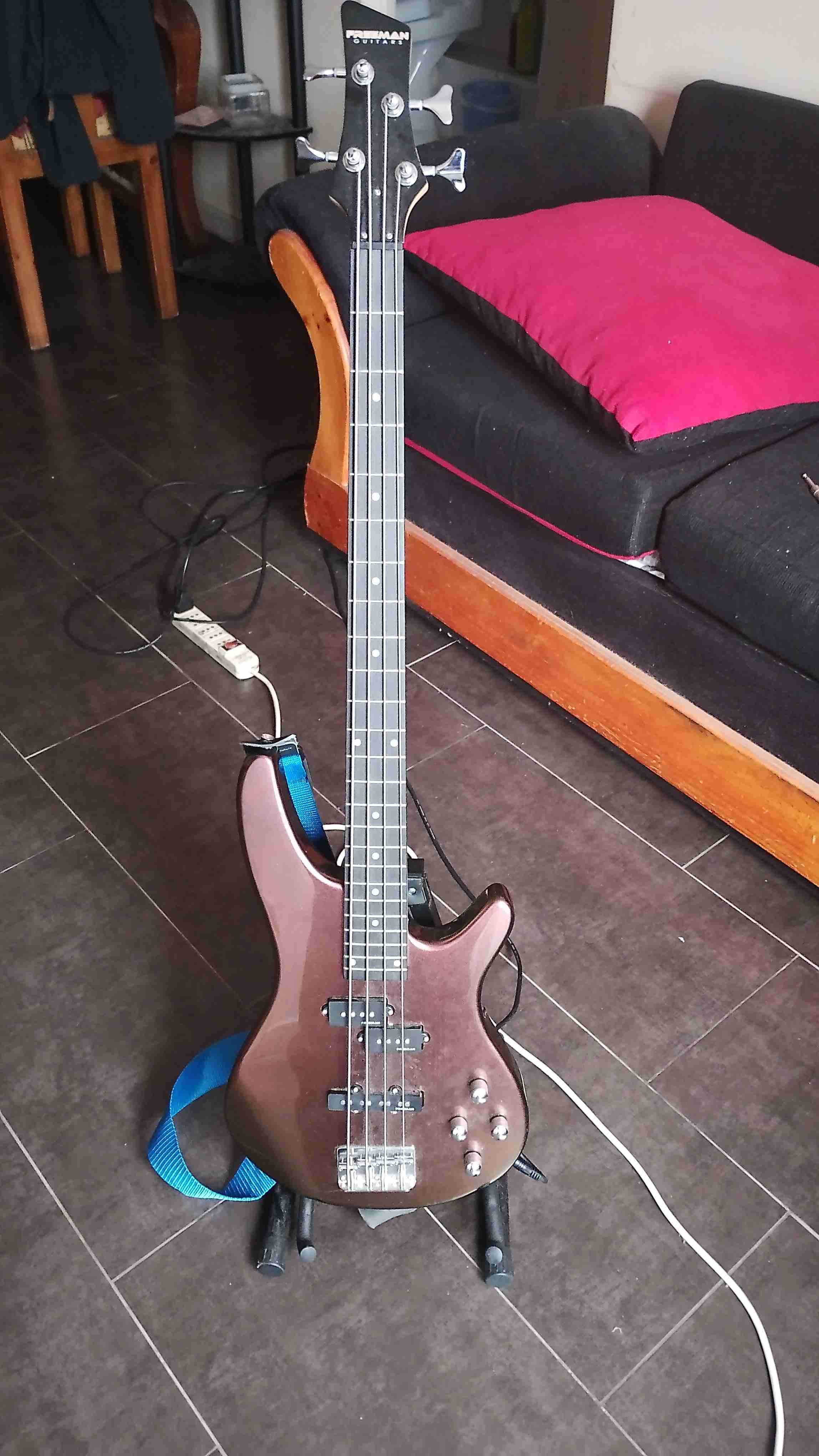 Bajo eléctrico marrón 4 cuerdas