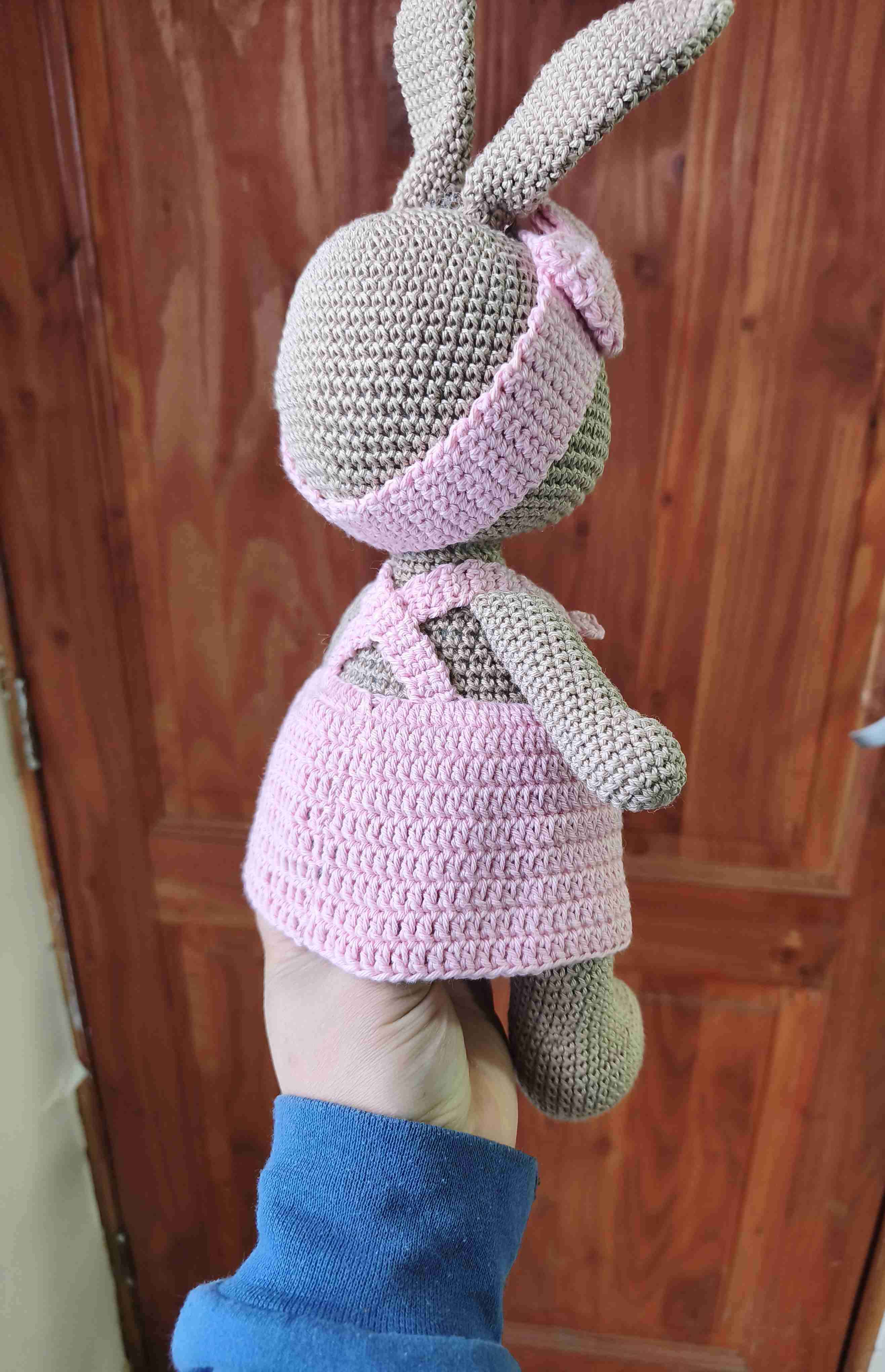 Conejitade apego  de crochet en vestido rosado - miniatura 2