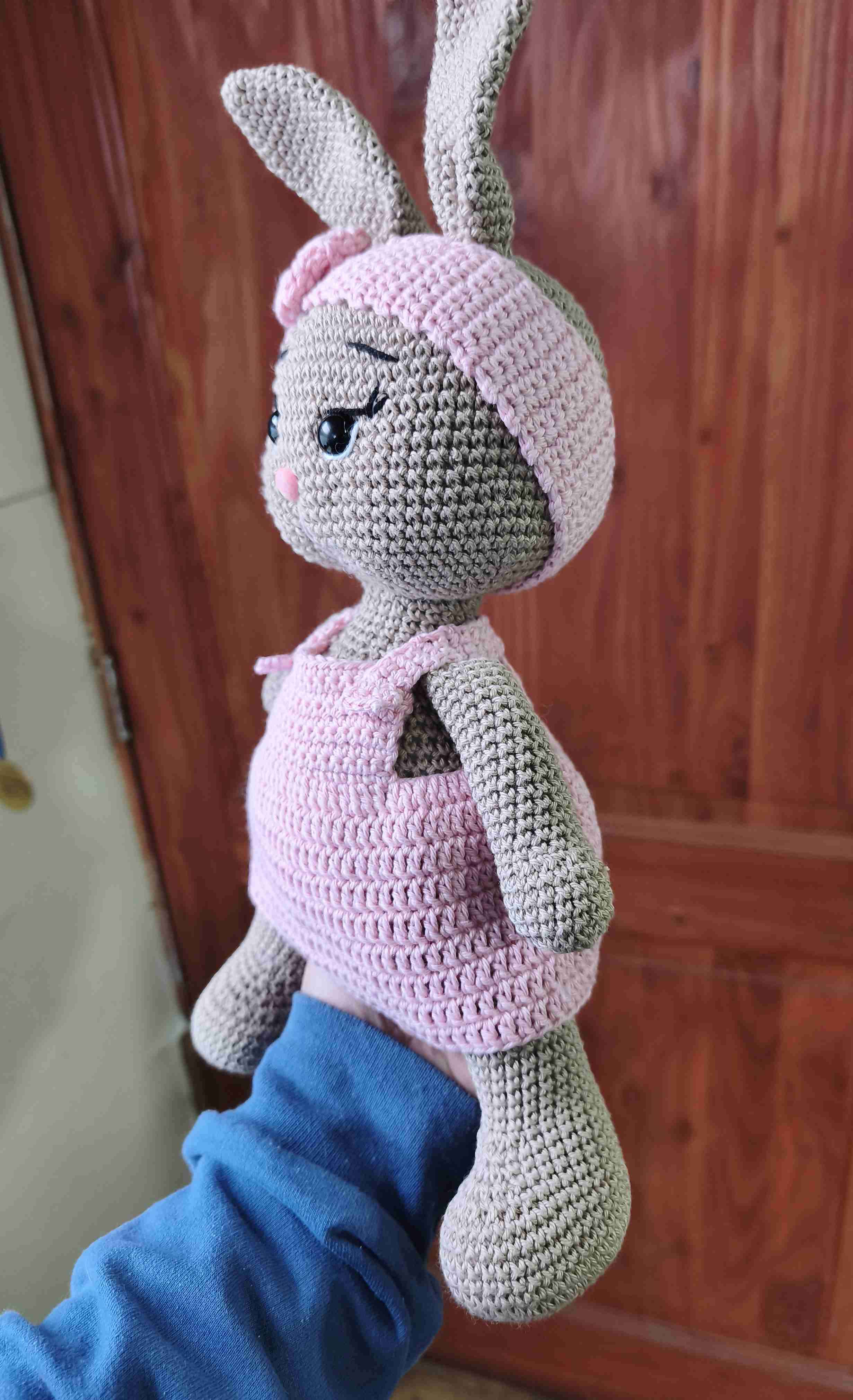 Conejitade apego  de crochet en vestido rosado - miniatura 3
