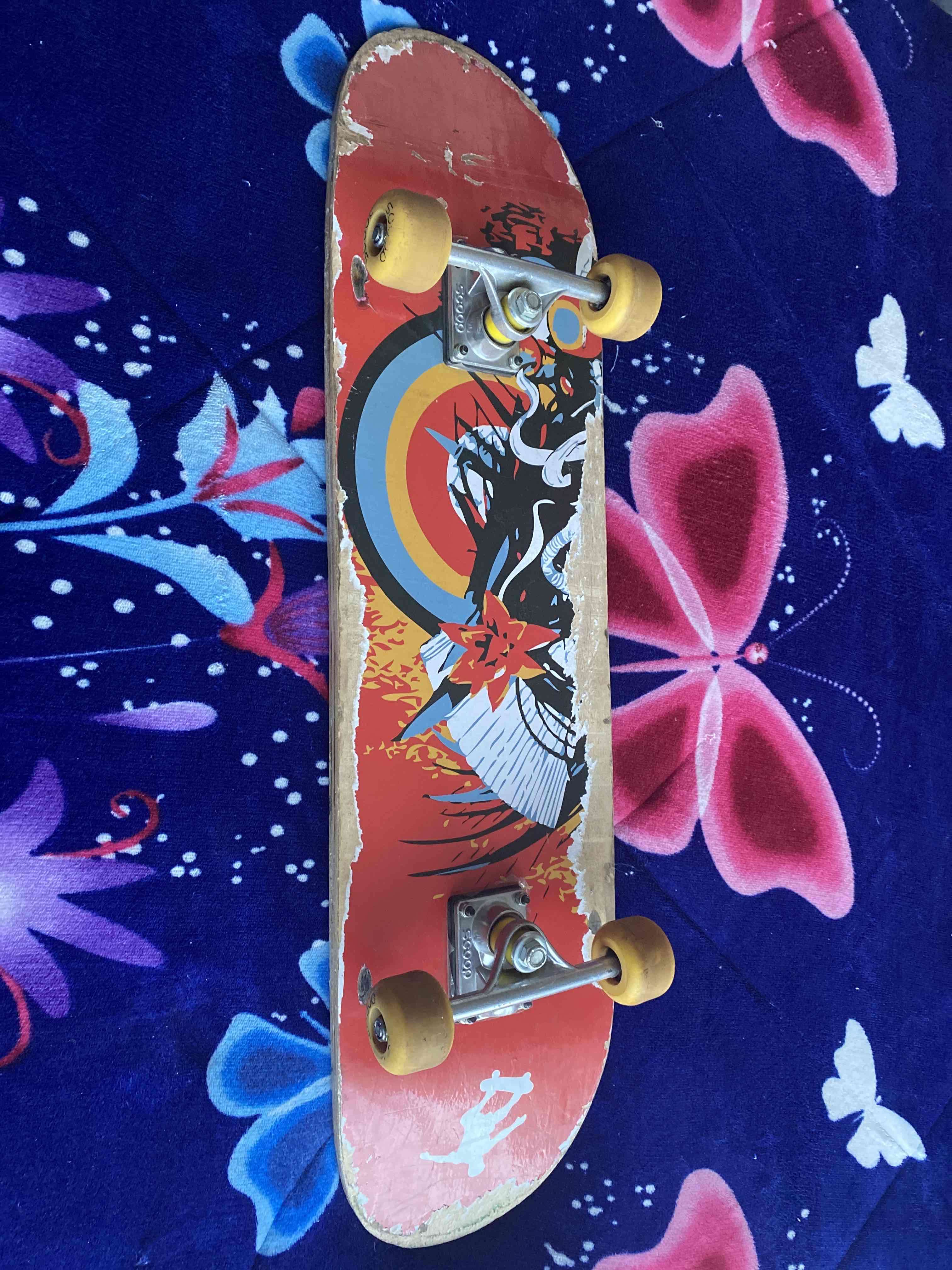 Skateboard con diseño colorido - miniatura 2