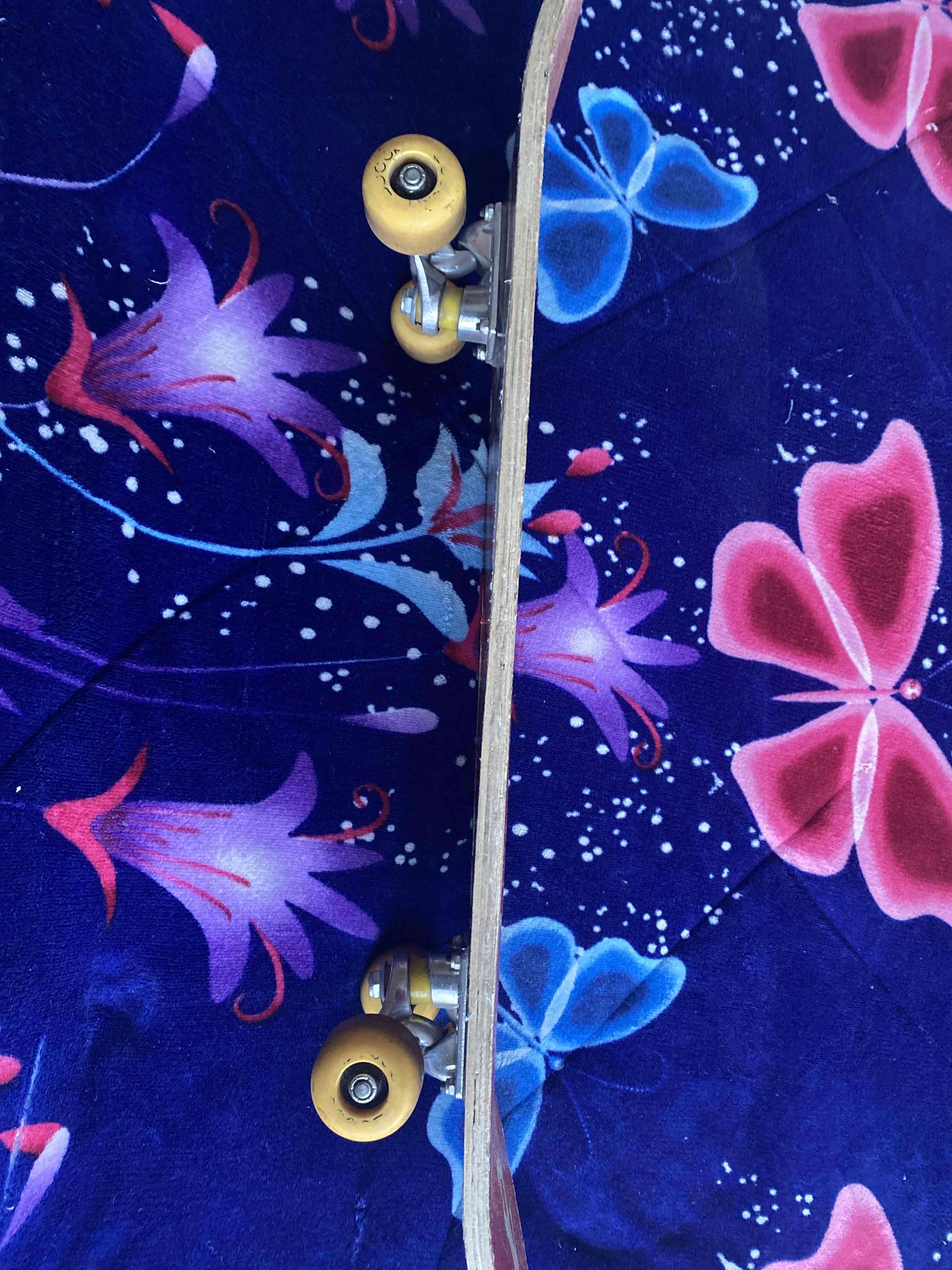 Skateboard con diseño colorido - miniatura 3