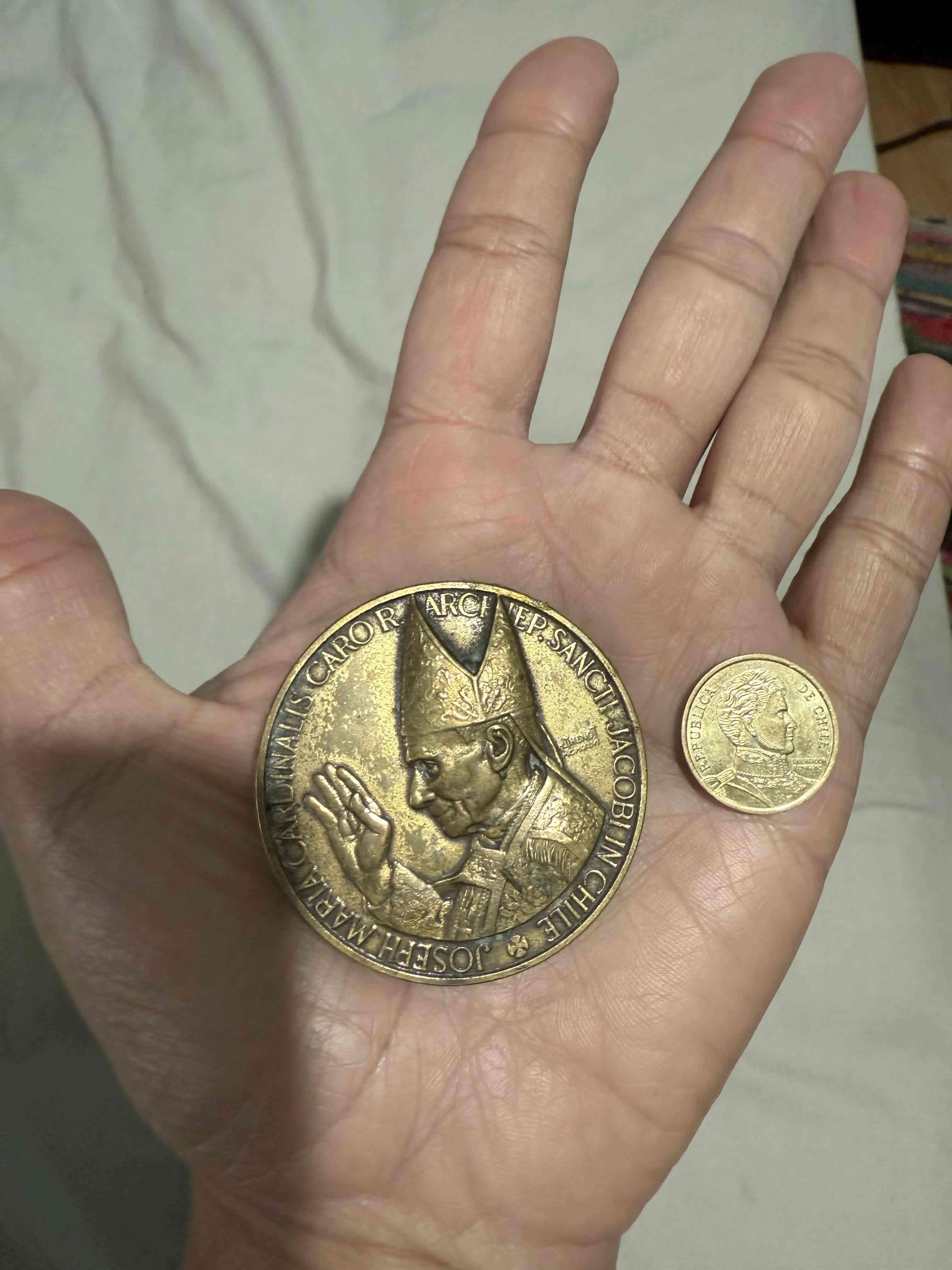 Medalla religiosa antigua dorada - miniatura 4