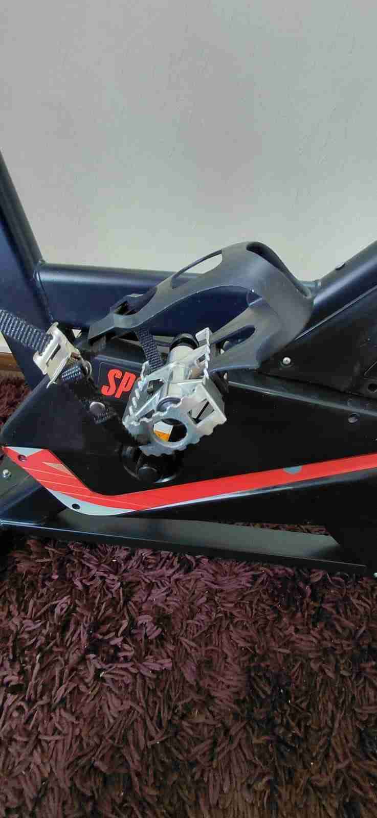 Bicicleta estática negra y roja - miniatura 3