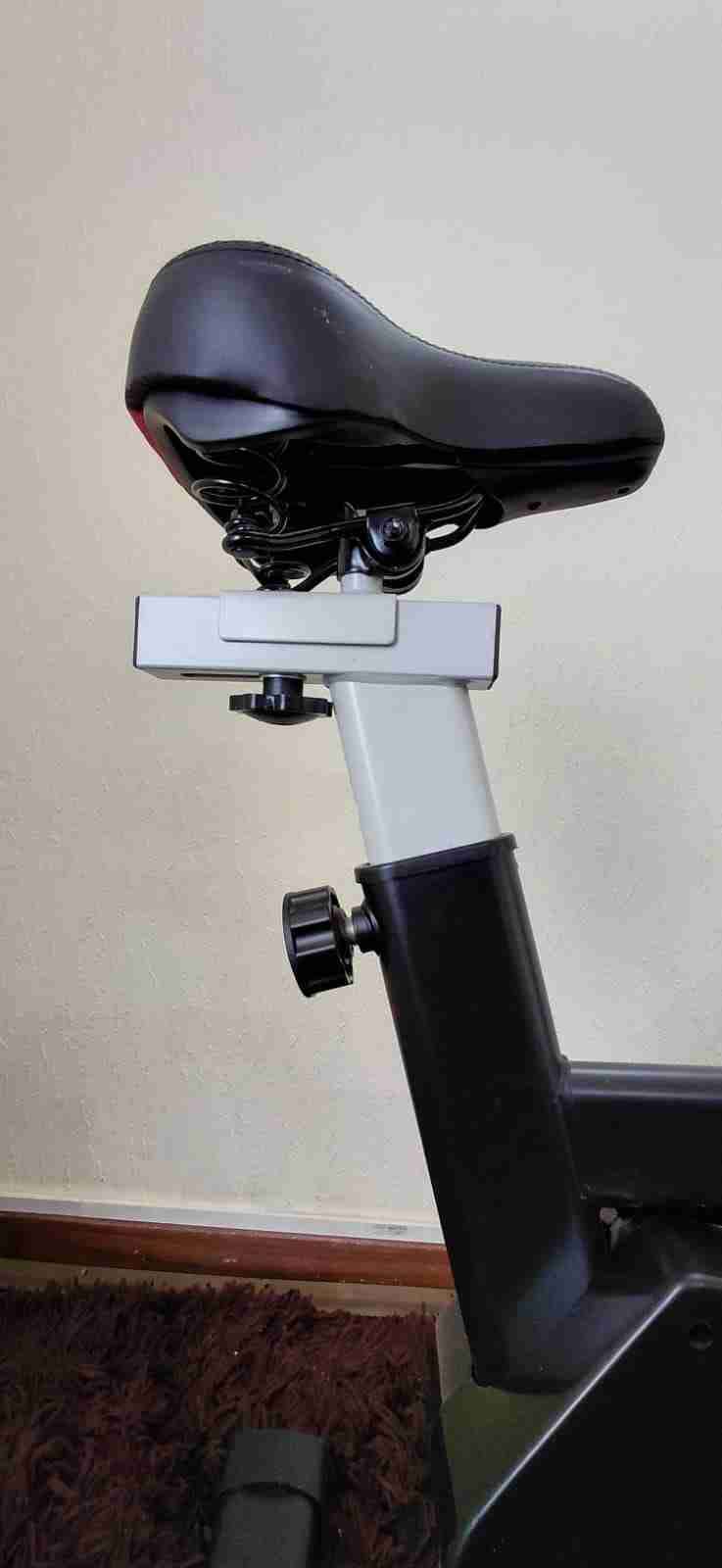 Bicicleta estática negra y roja - miniatura 4