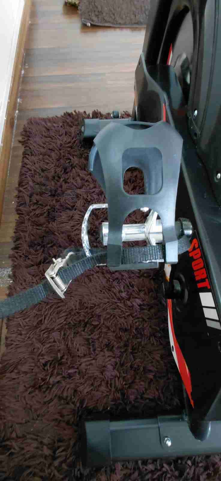 Bicicleta estática negra y roja - miniatura 5