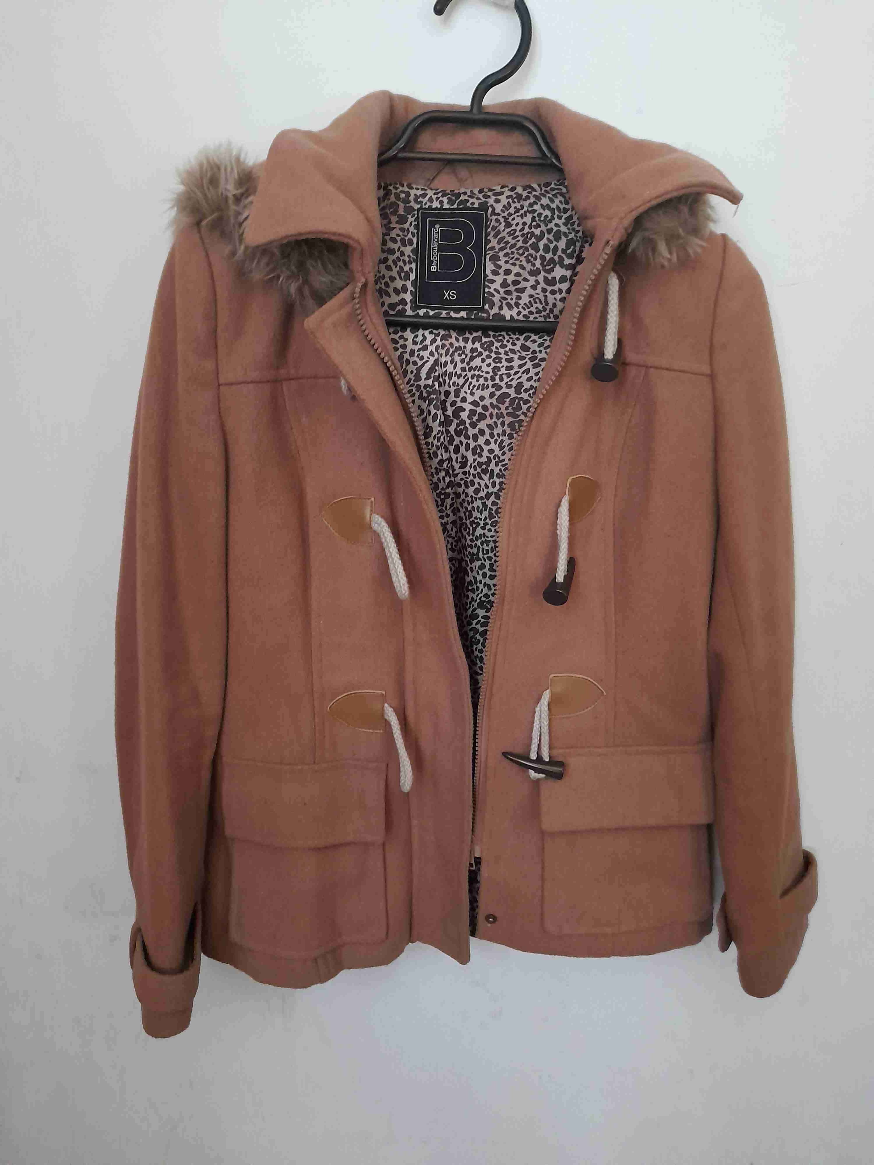 Abrigo camel con capucha - miniatura 2