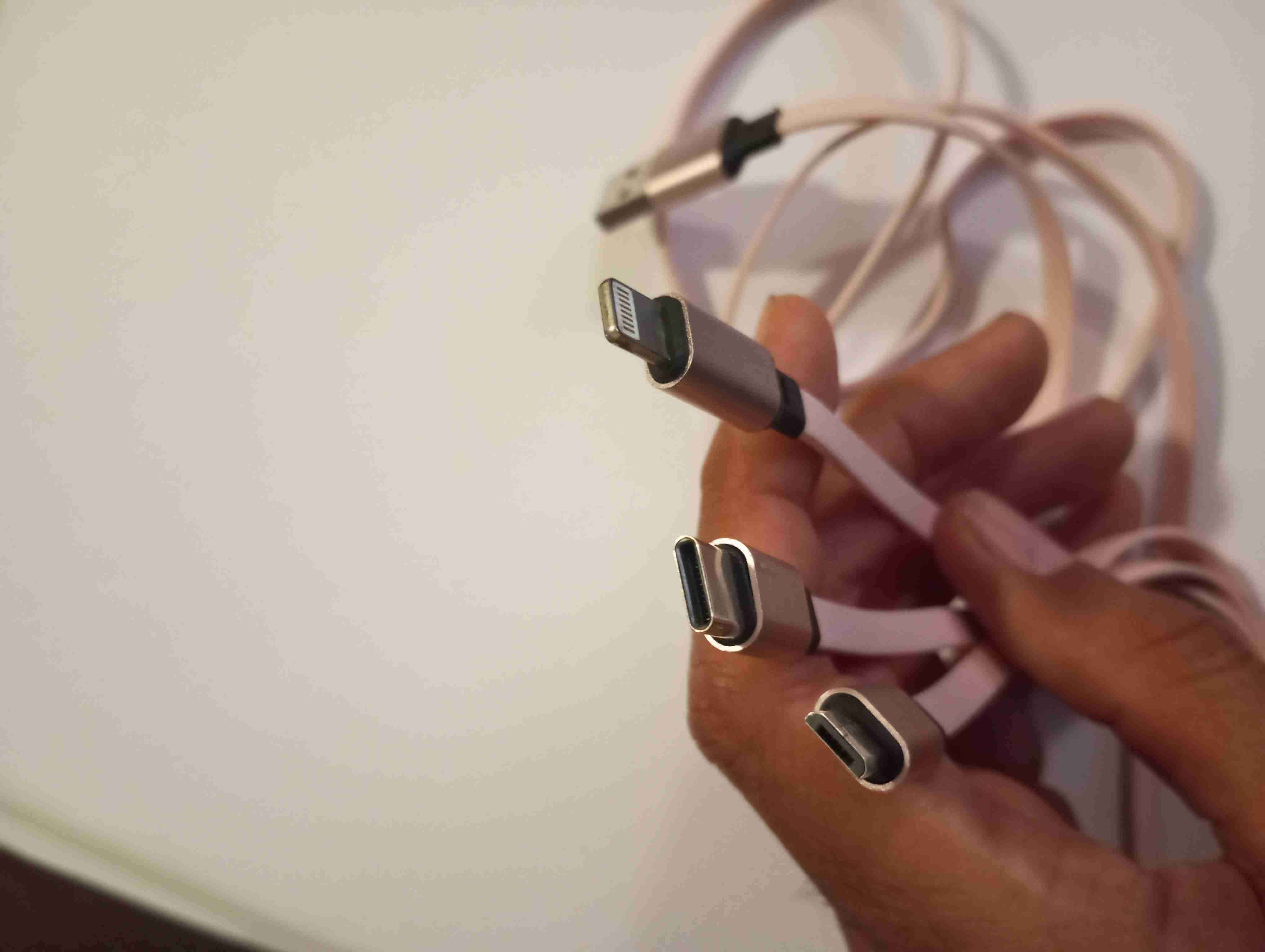 Cable Universal 3 en 1 (Carga Rápida) – Impecable - miniatura 2