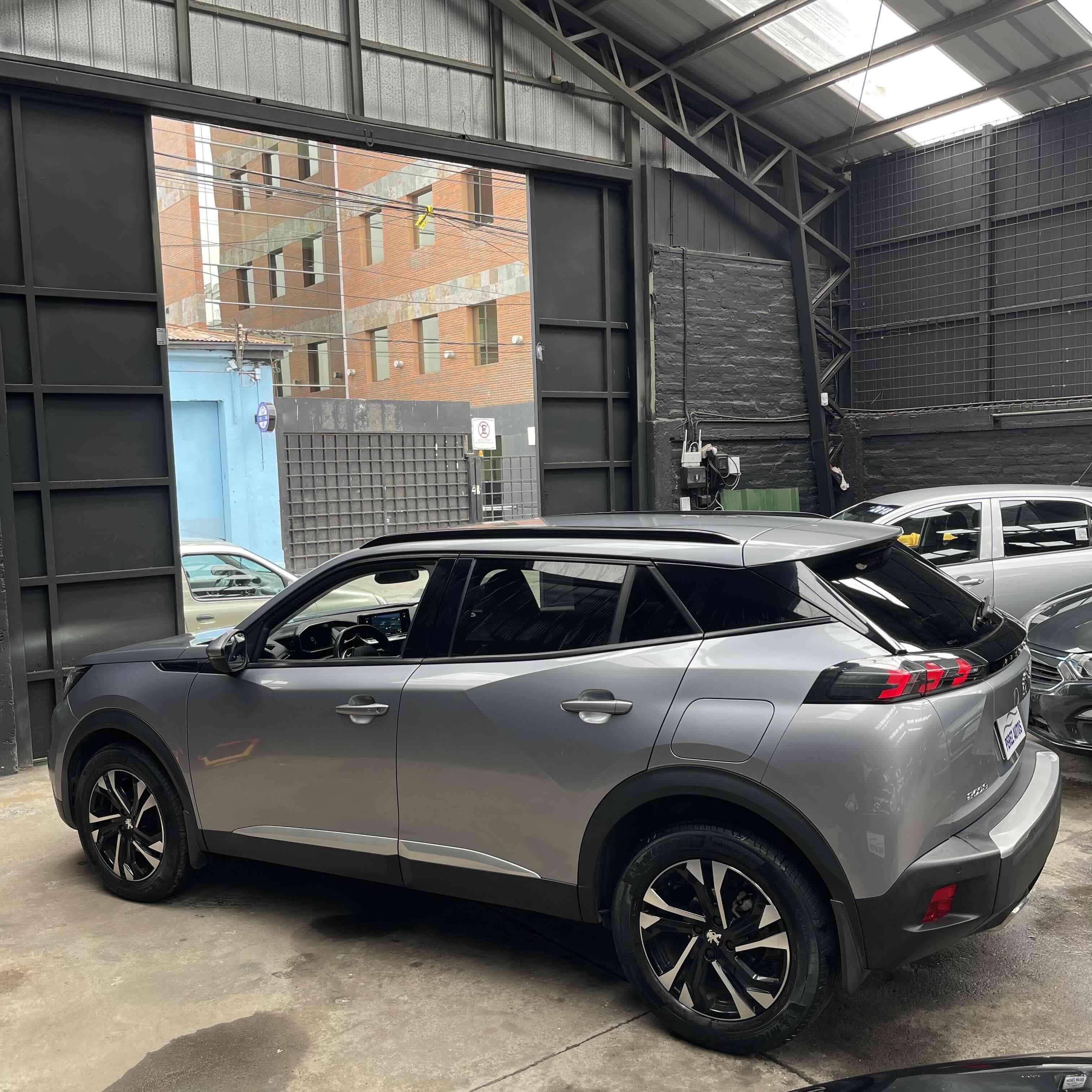 Peugeot 2008 1.2 SUV gris - miniatura 5