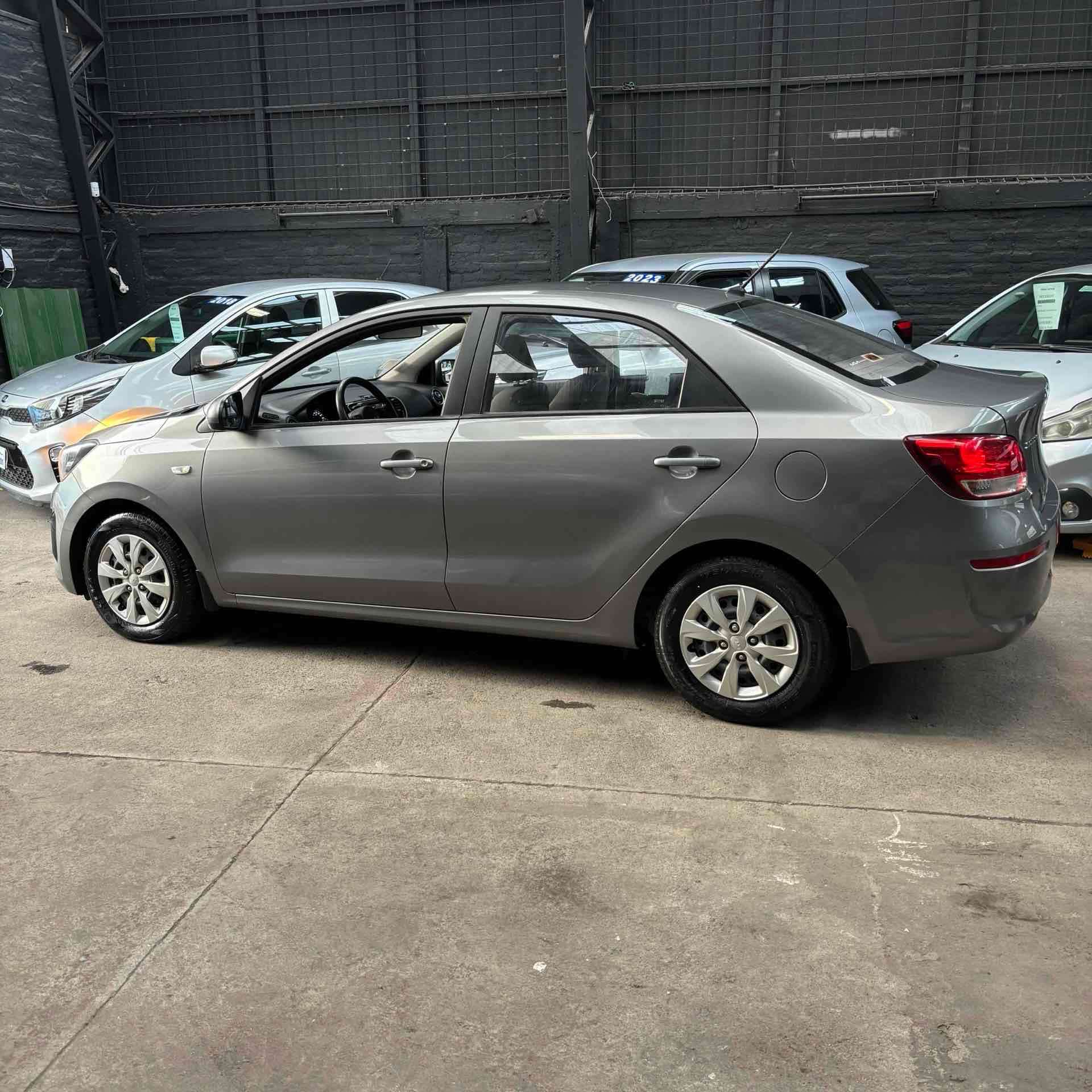 Kia Soluto 2023 gris - miniatura 3