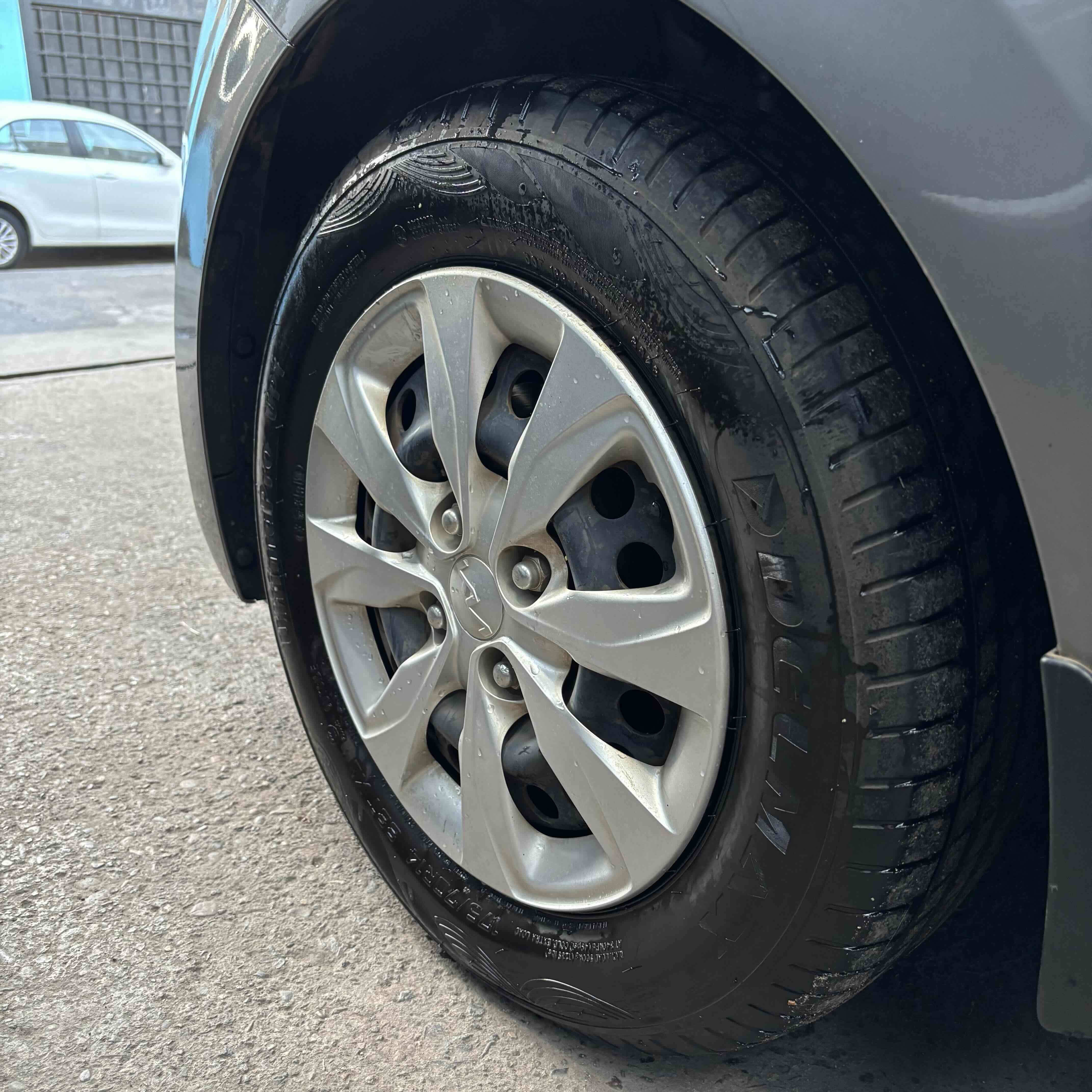 Kia Soluto 2023 gris - miniatura 5