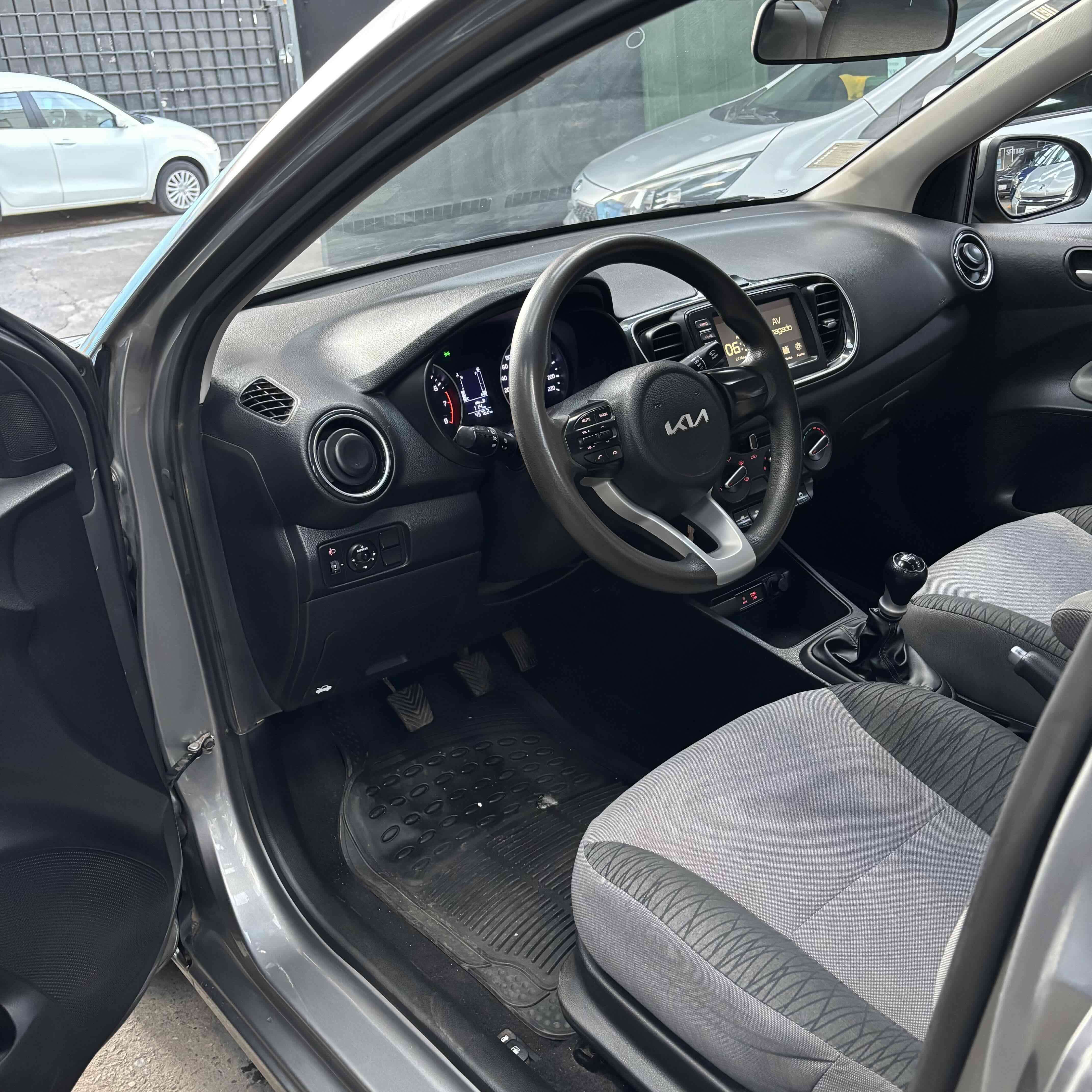 Kia Soluto 2023 gris - miniatura 6