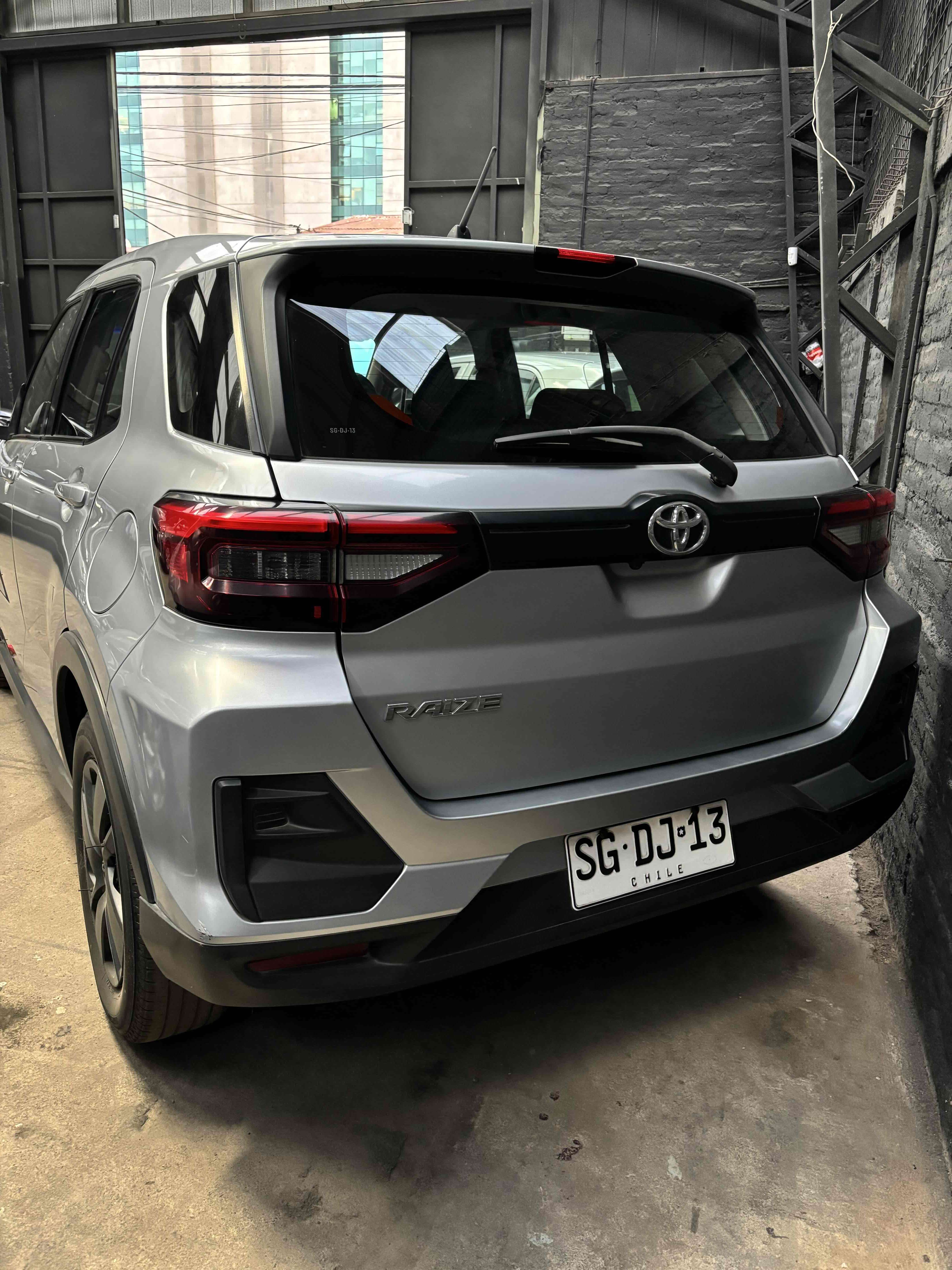 Toyota Raize 1.2 2023 gris - miniatura 4