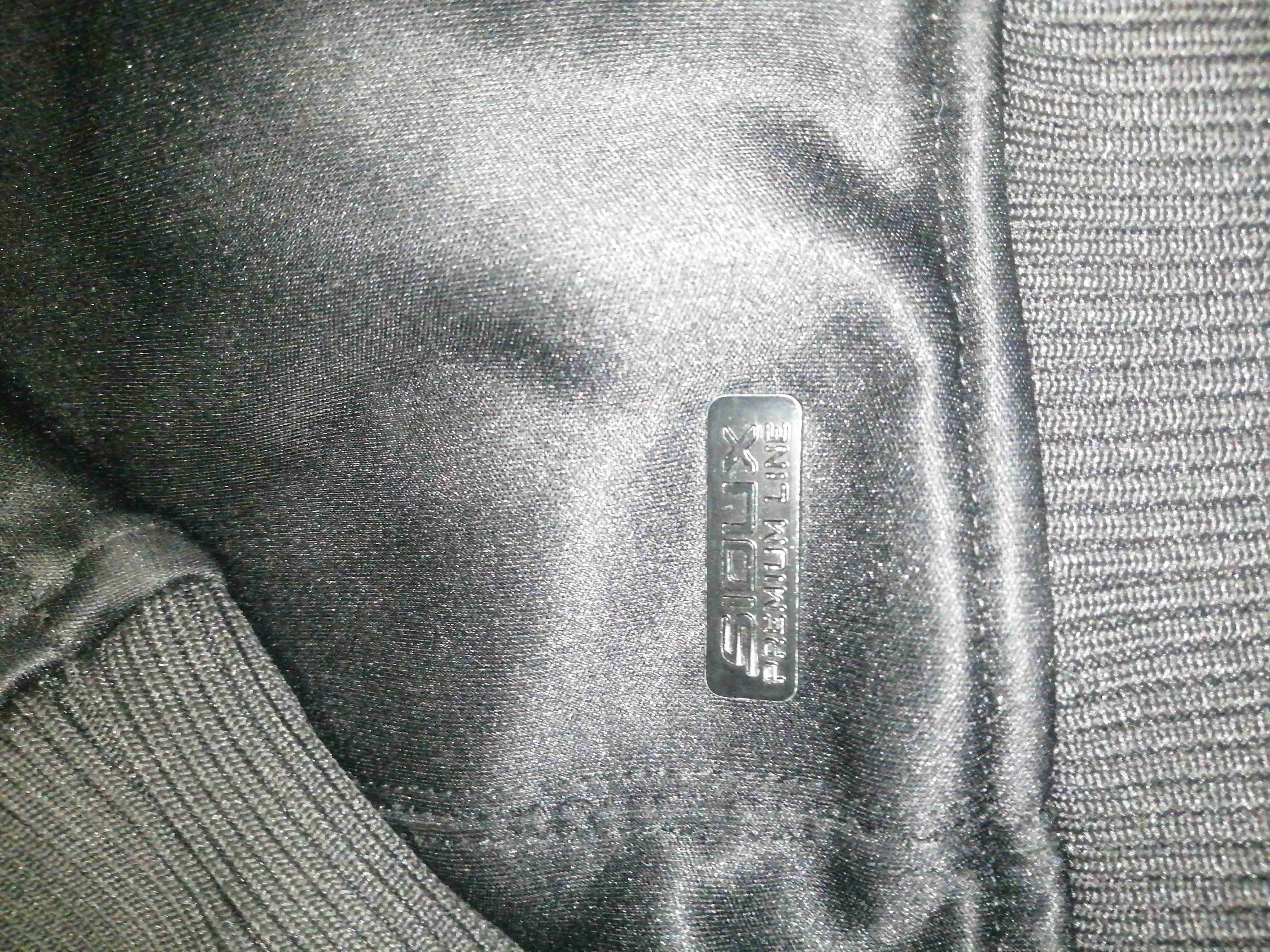 Polerón negro con capucha - miniatura 3