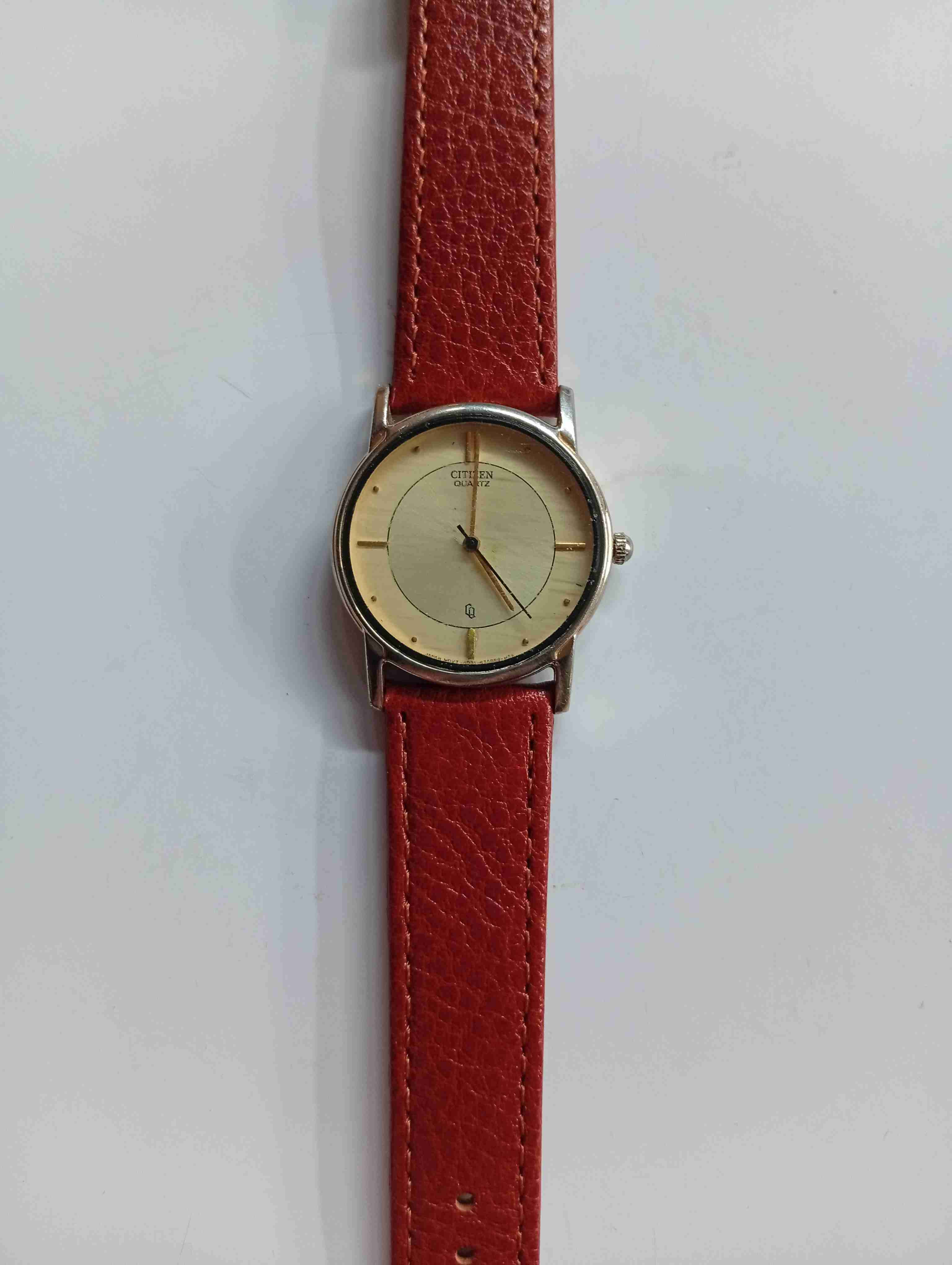 Reloj Citizen cuarzo dorado - miniatura 3