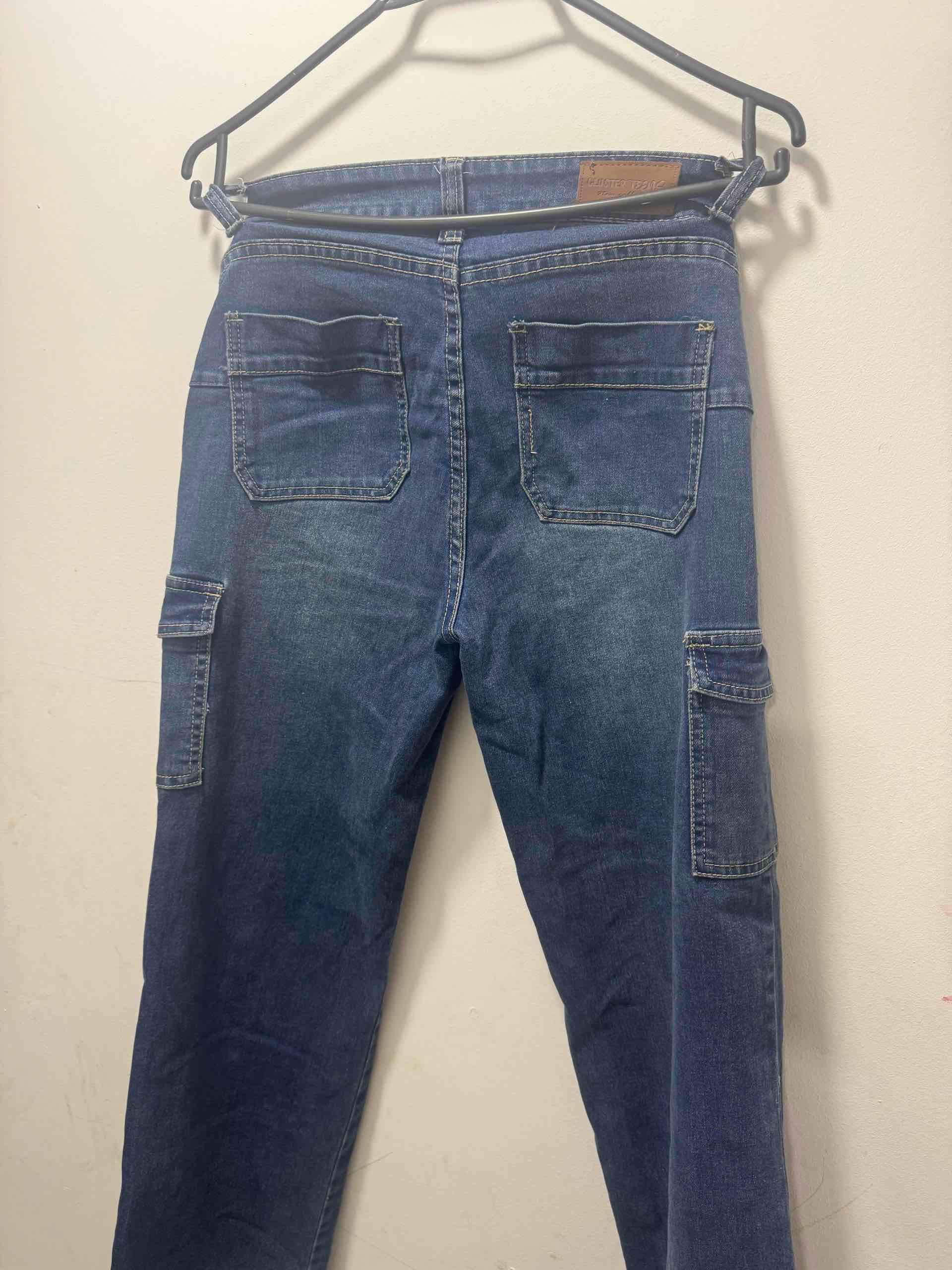 Jeans azules con bolsillos , anchos abajo - miniatura 2