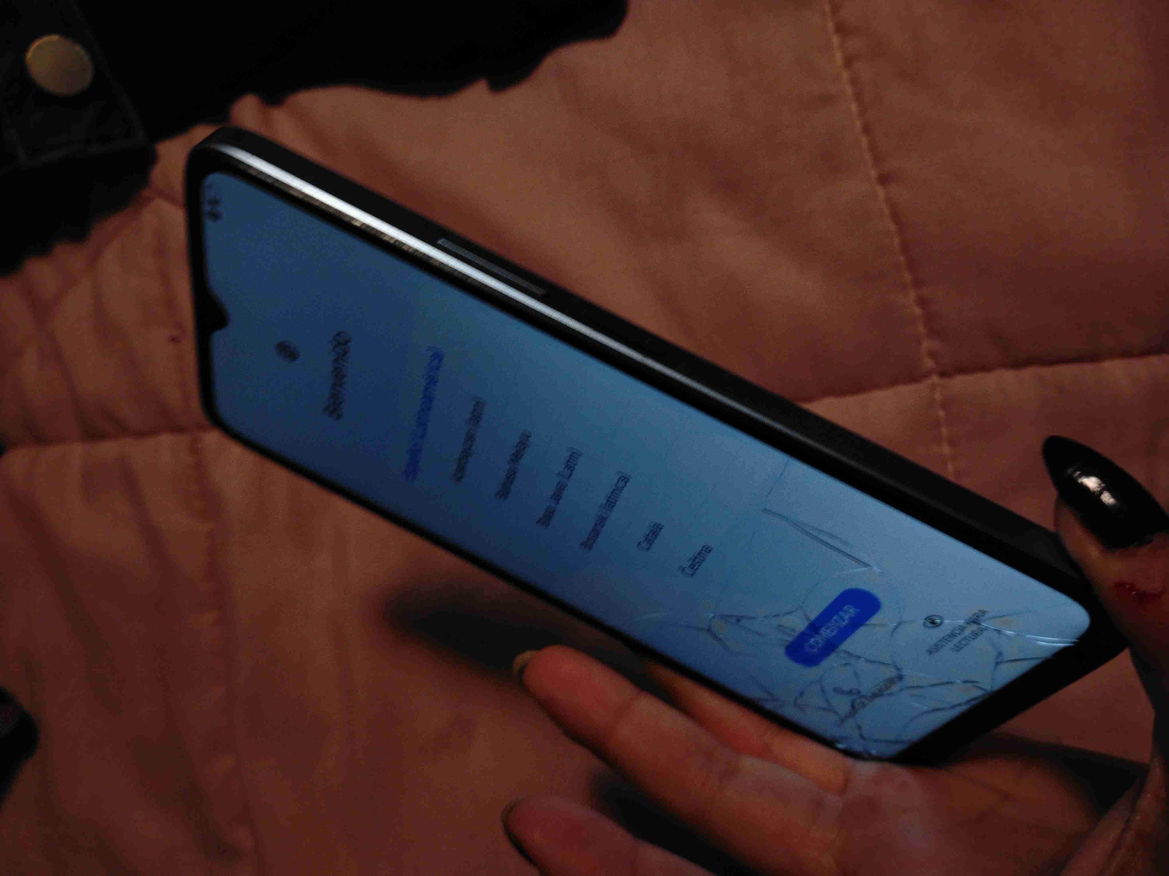 Teléfono móvil pantalla rota - miniatura 1