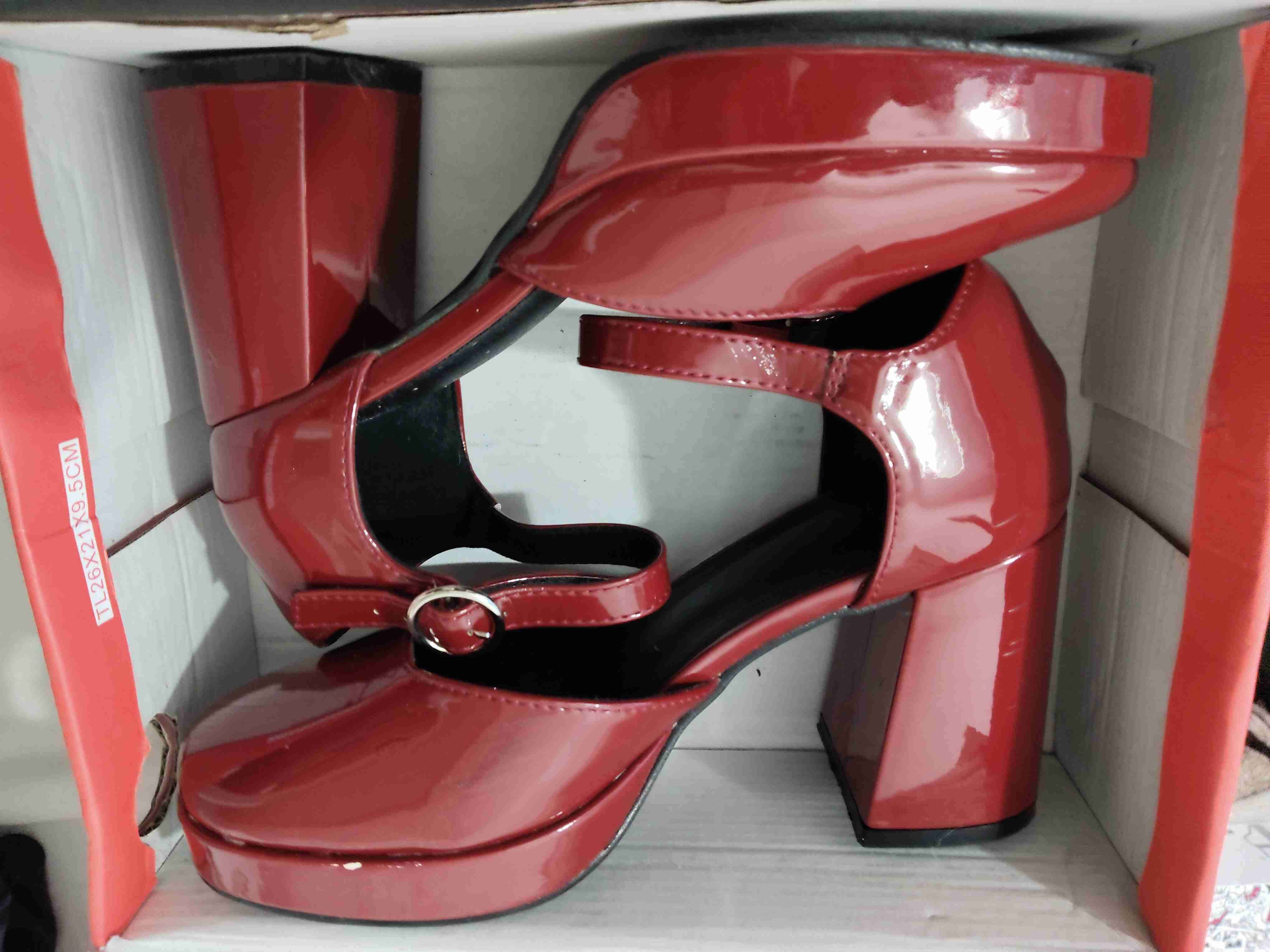 Tacones rojos de charol - miniatura 2