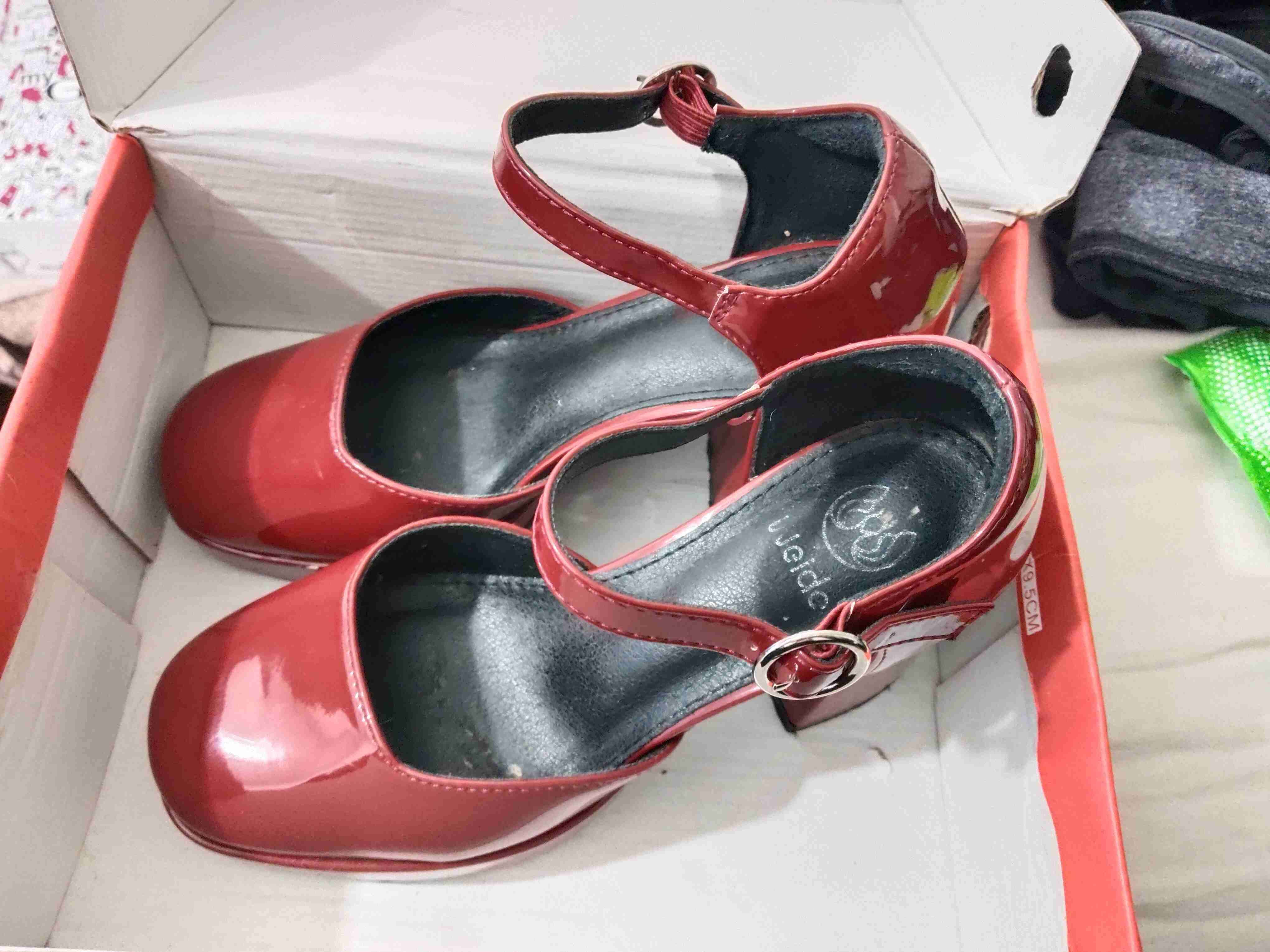 Tacones rojos de charol - miniatura 3