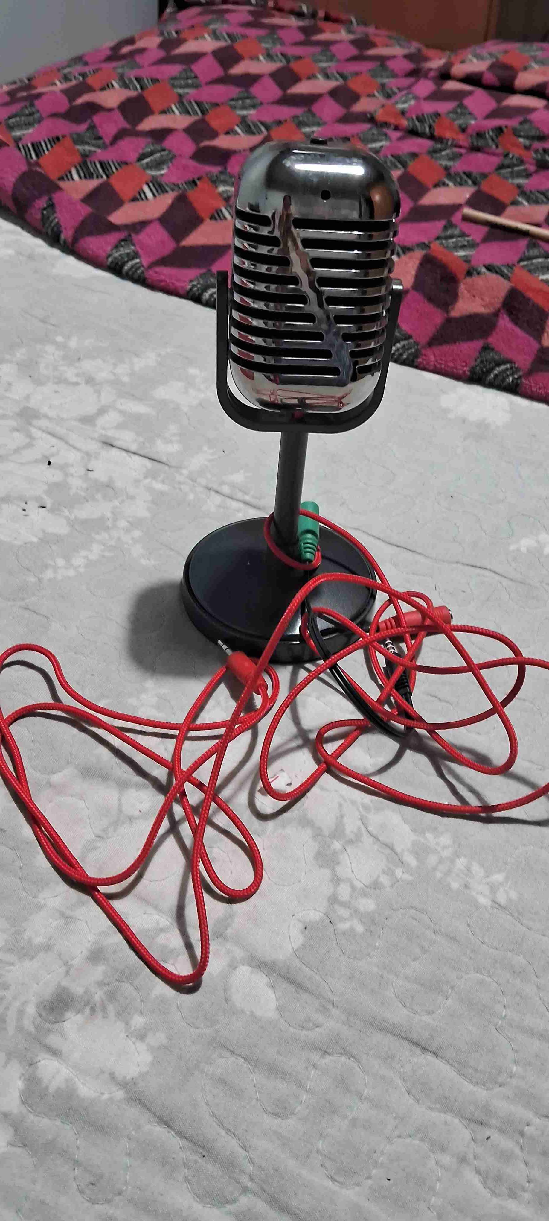 Micrófono vintage con cable rojo - miniatura 1