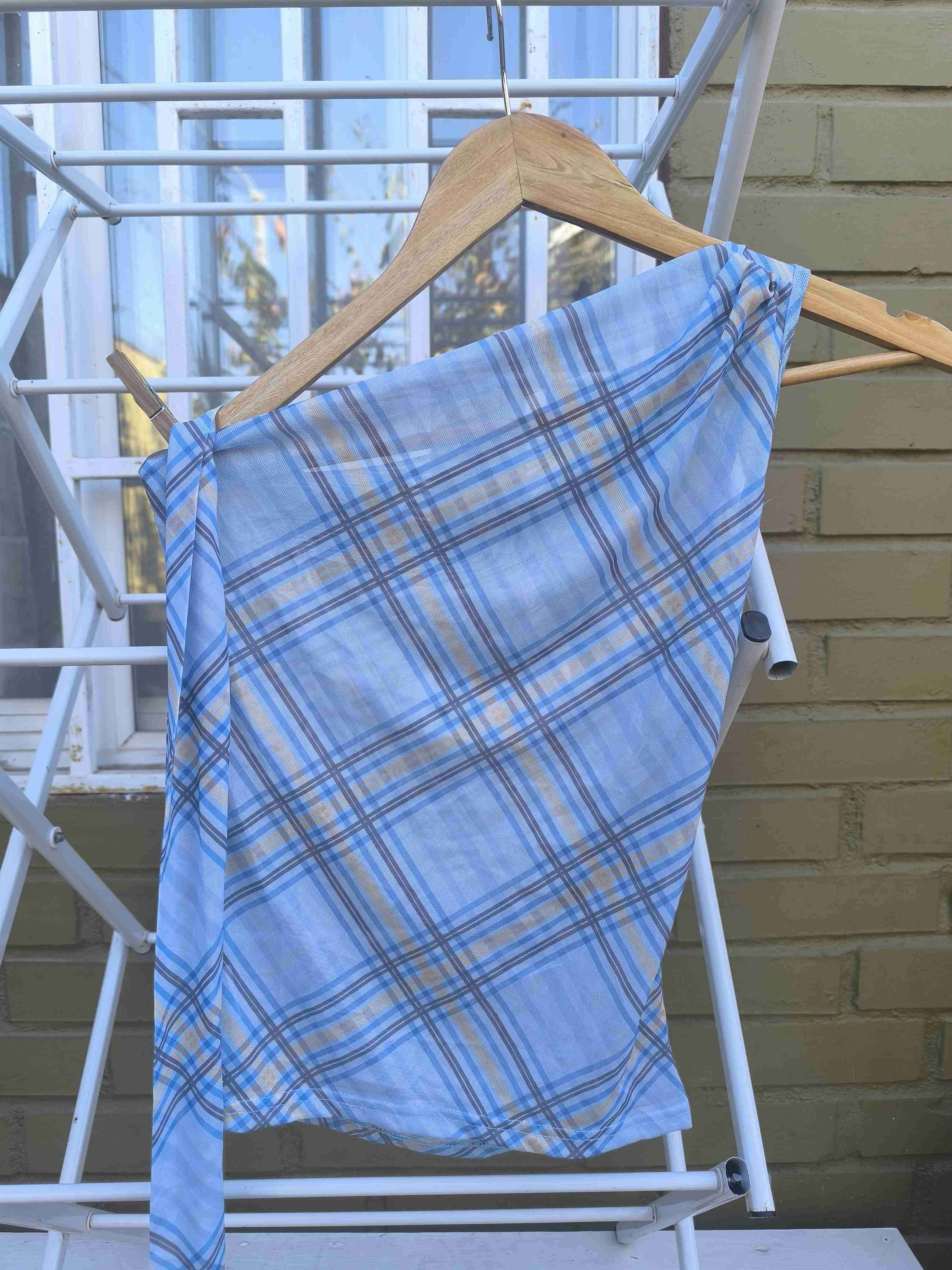 Blusa de un hombro estampado cuadros celeste