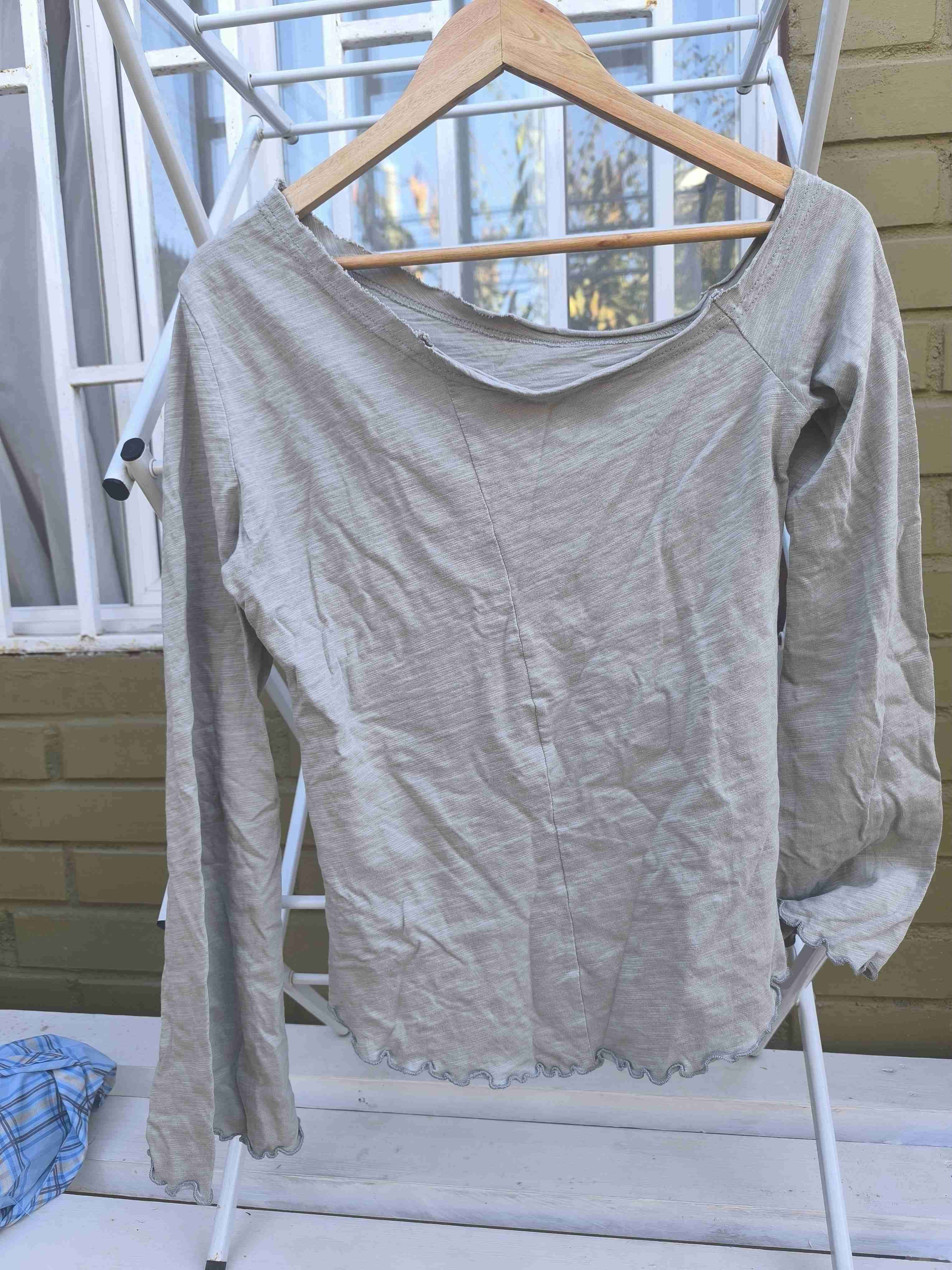 Polera manga larga gris claro