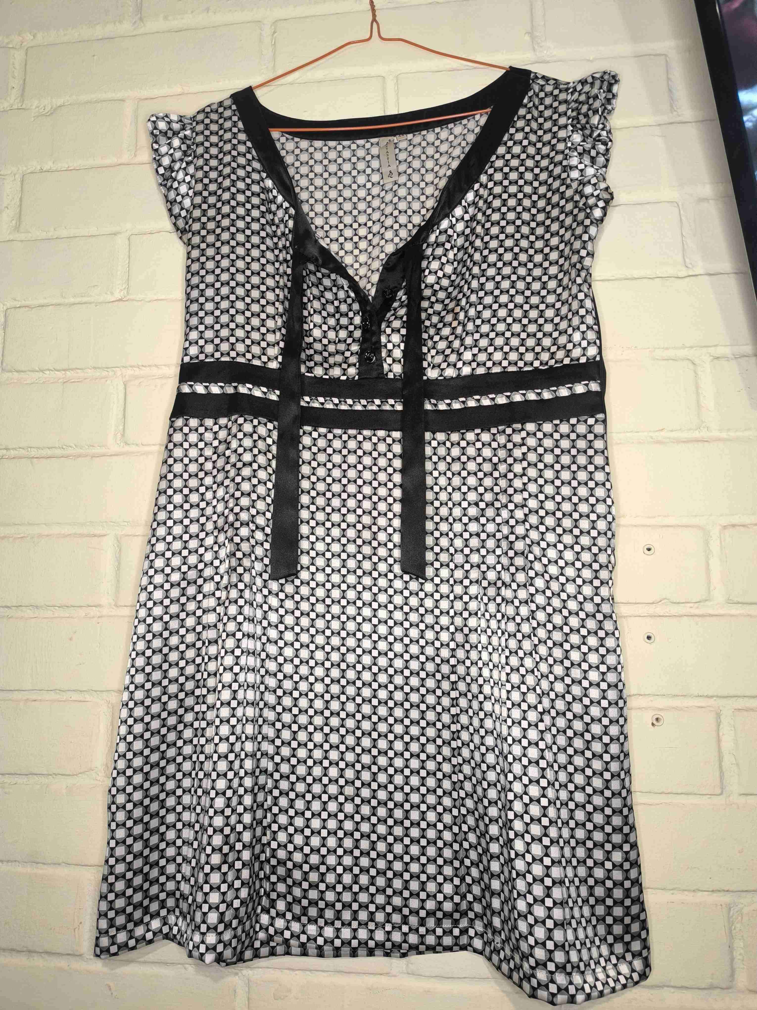 Vestido negro con patrón geométrico - miniatura 1