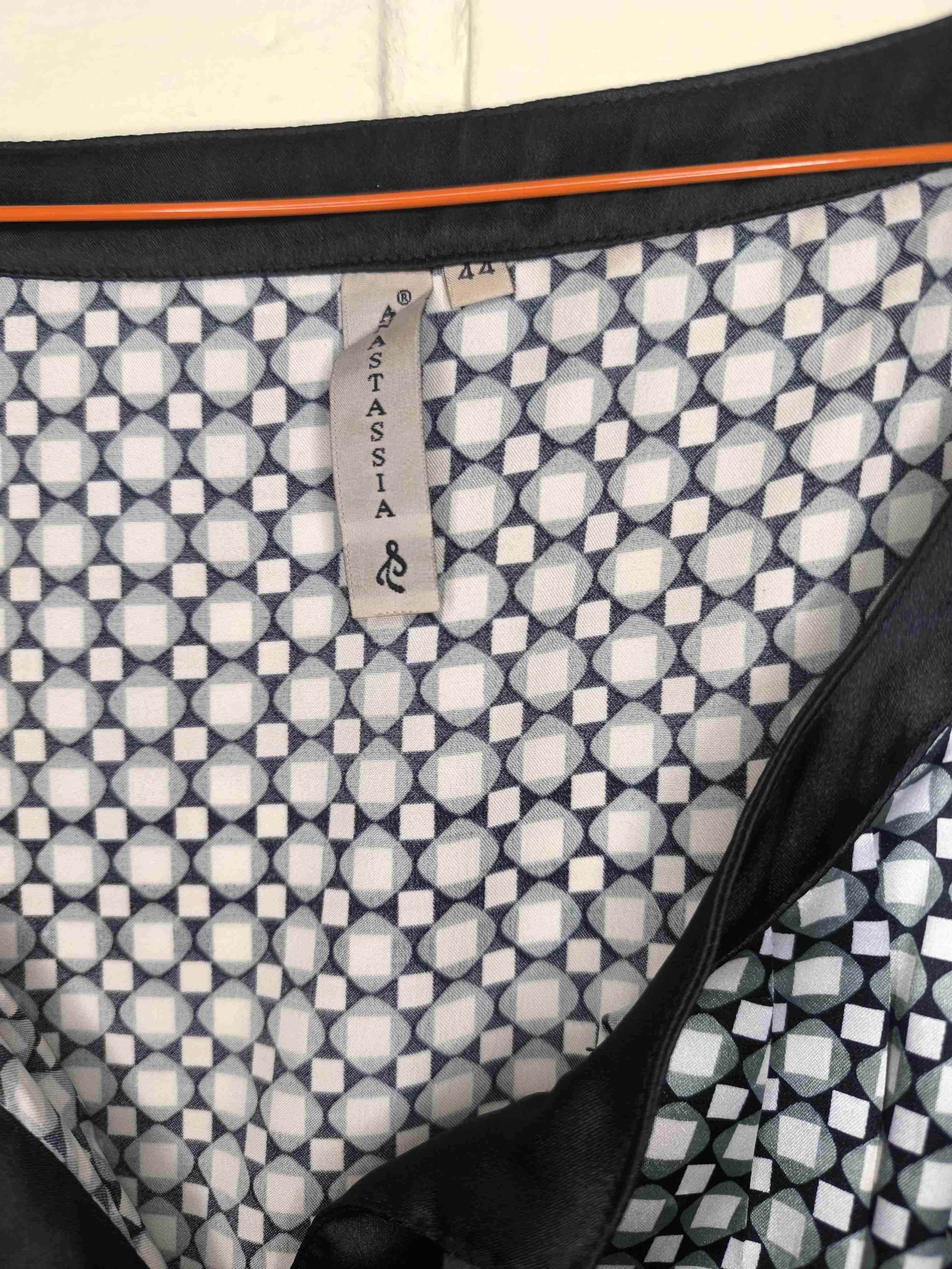 Vestido negro con patrón geométrico - miniatura 2