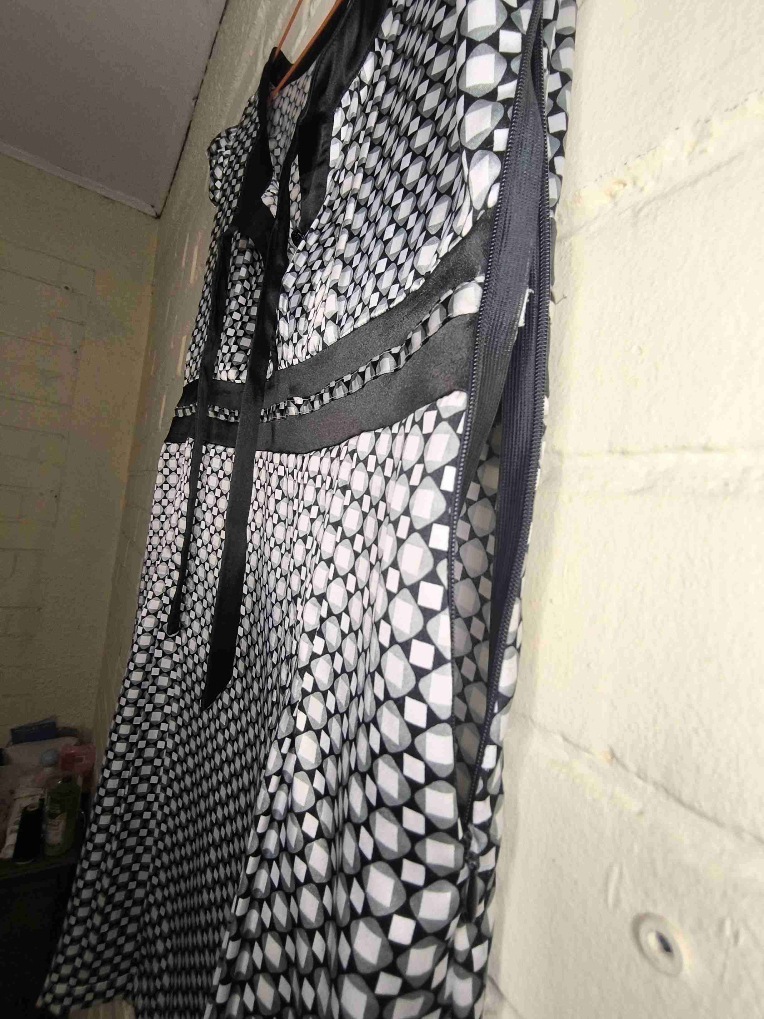 Vestido negro con patrón geométrico - miniatura 3