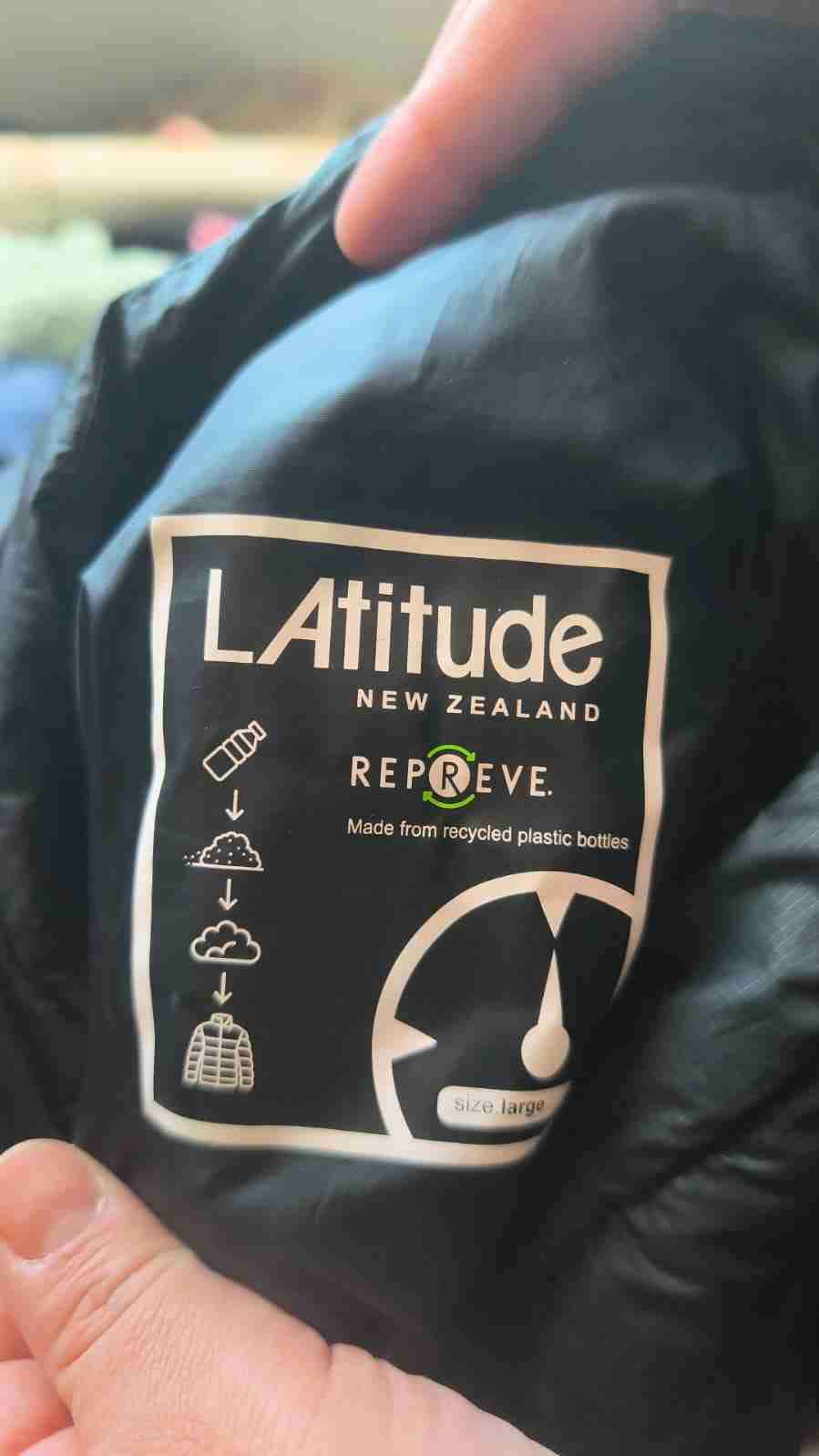 Chaqueta negra con capucha - miniatura 2