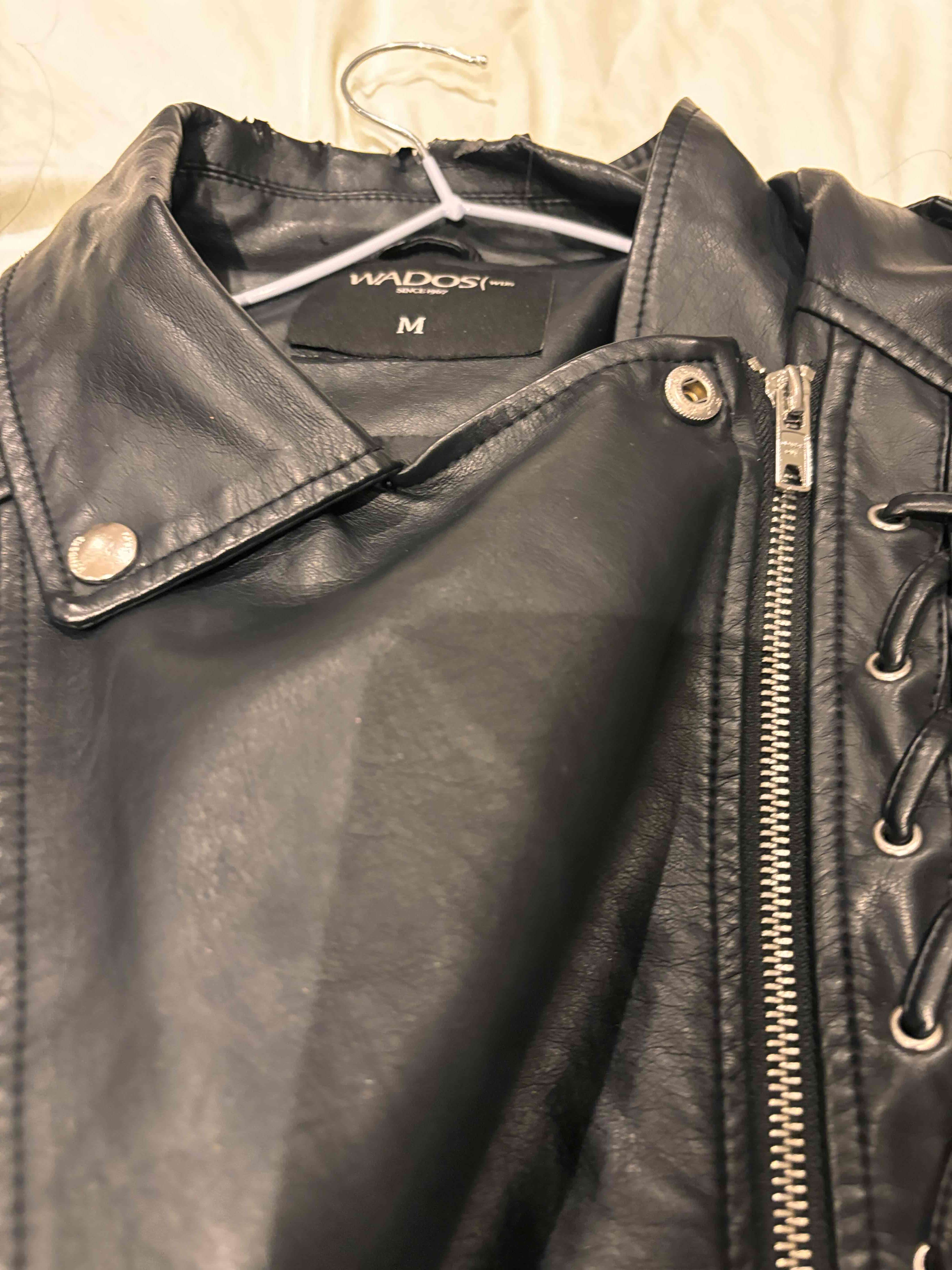 Chaqueta de cuero negra con detalles - miniatura 4