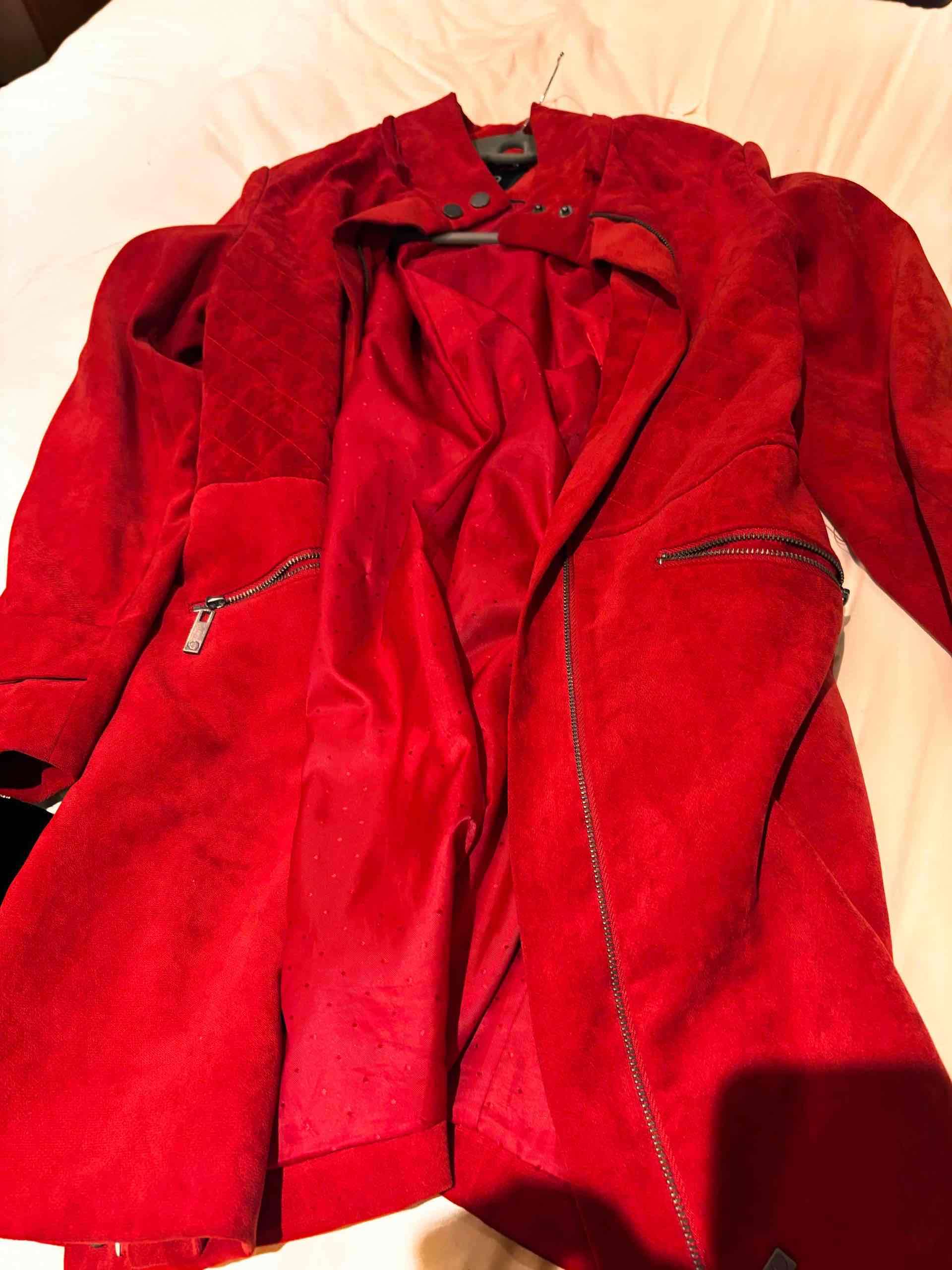 Abrigo rojo con capucha de piel - miniatura 2