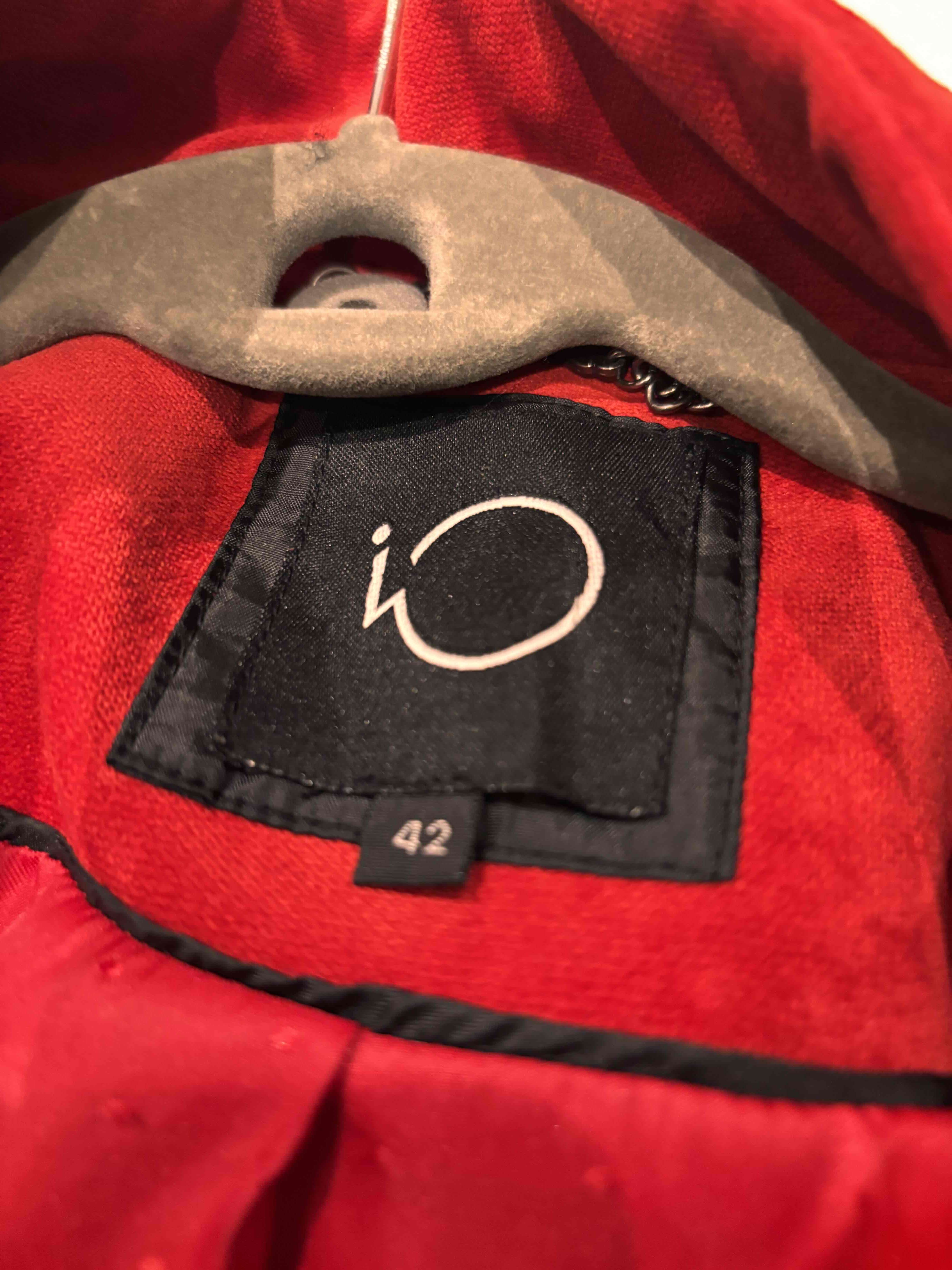 Abrigo rojo con capucha de piel - miniatura 3