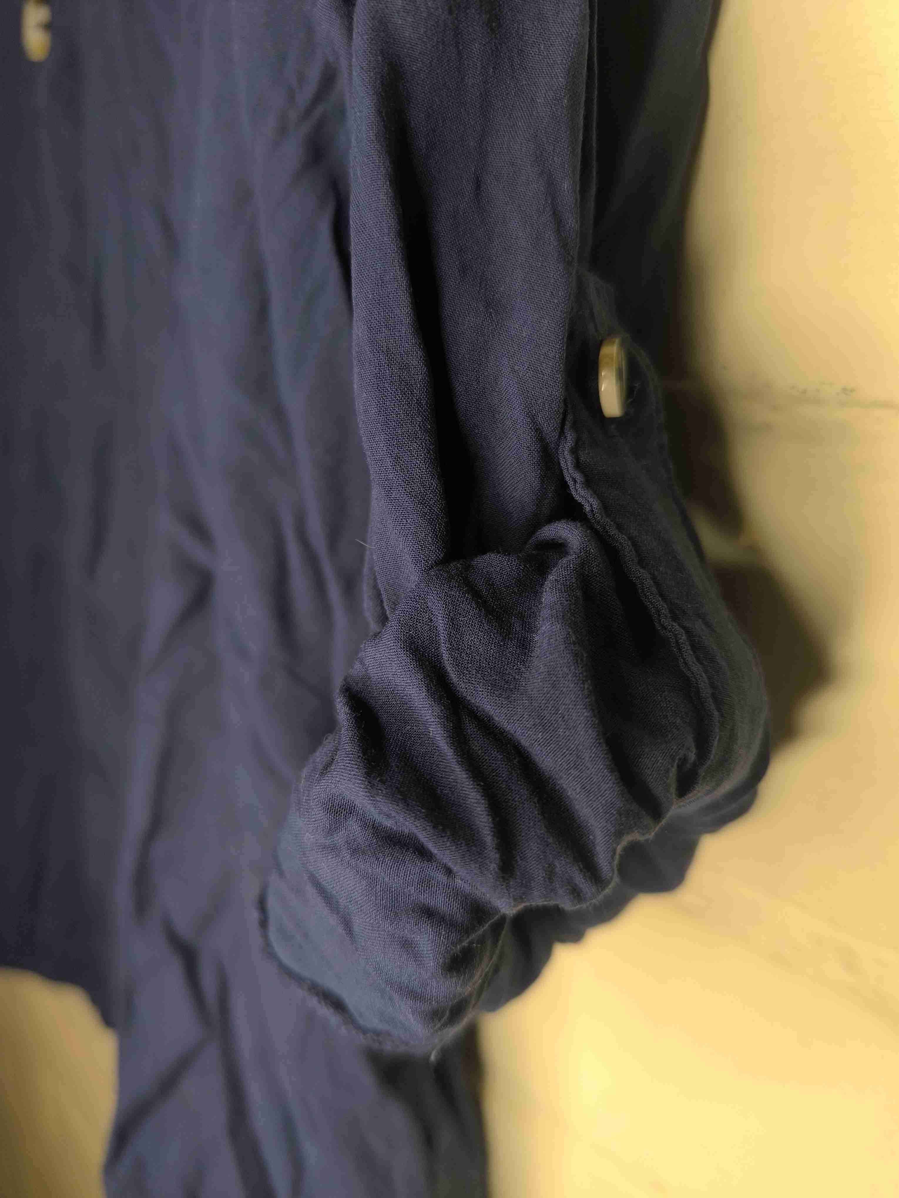 Blusa azul con botones - miniatura 3