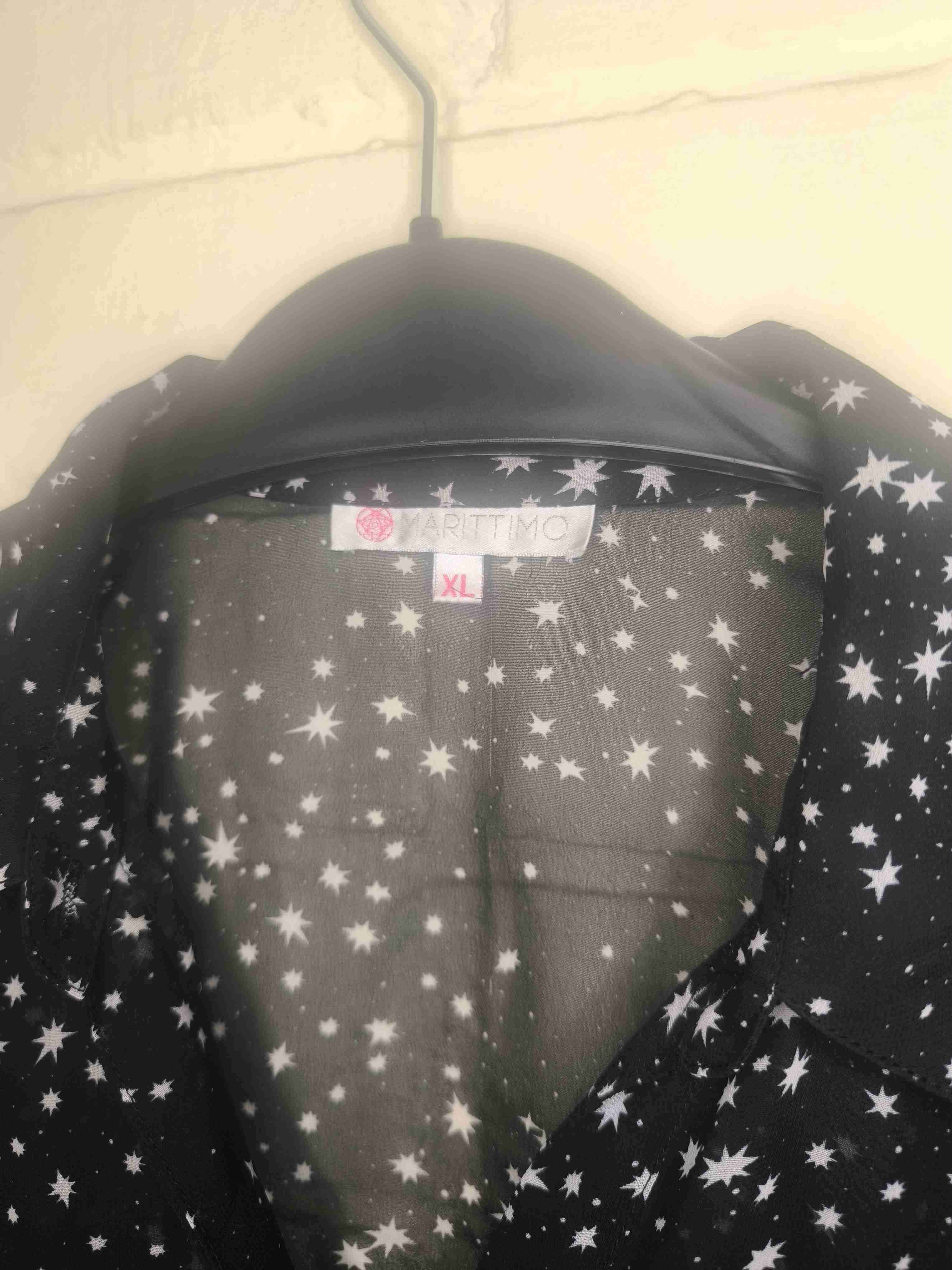 Blusa negra con estrellas - miniatura 2