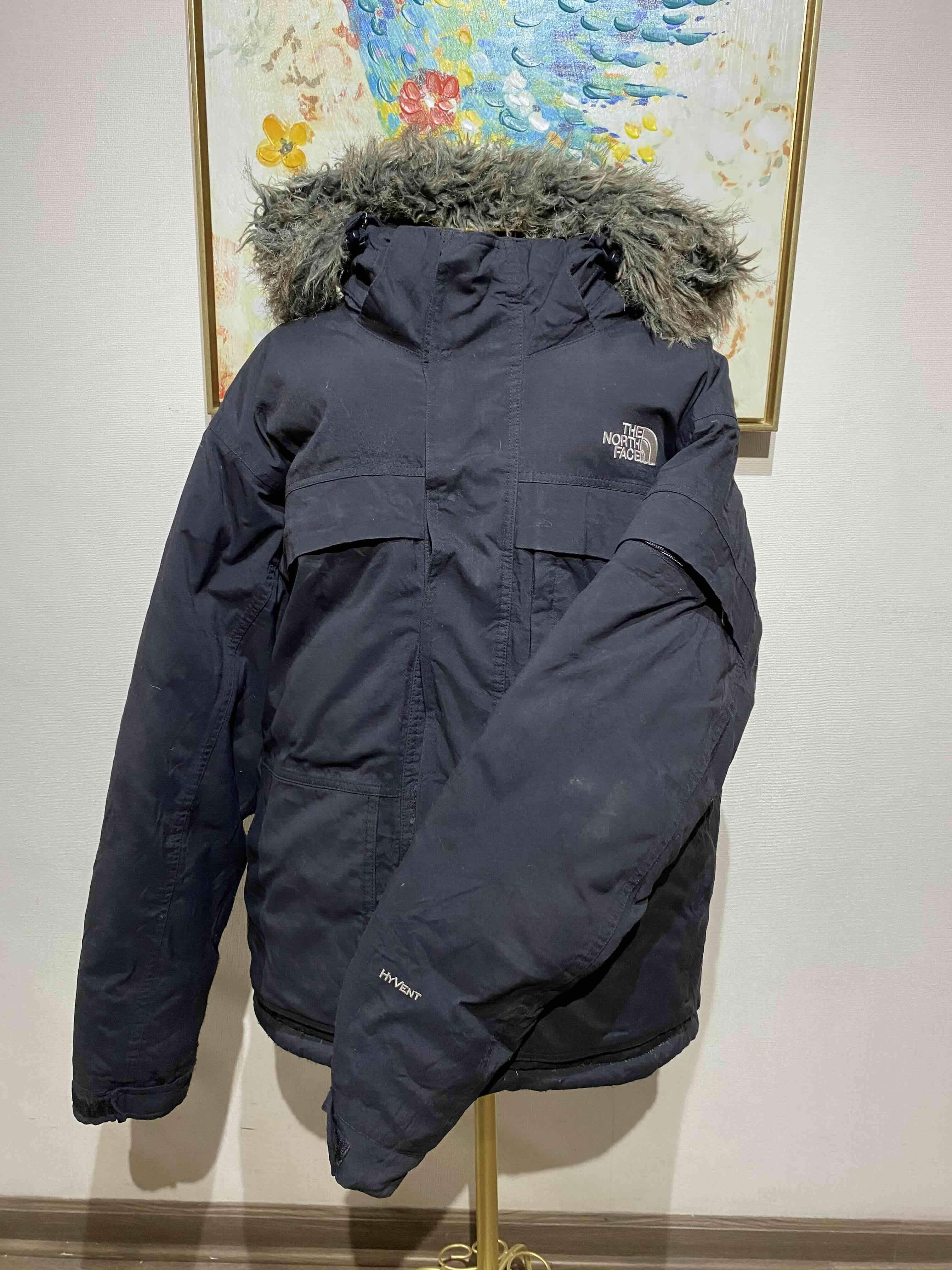 Parka negra con capucha de piel - miniatura 1