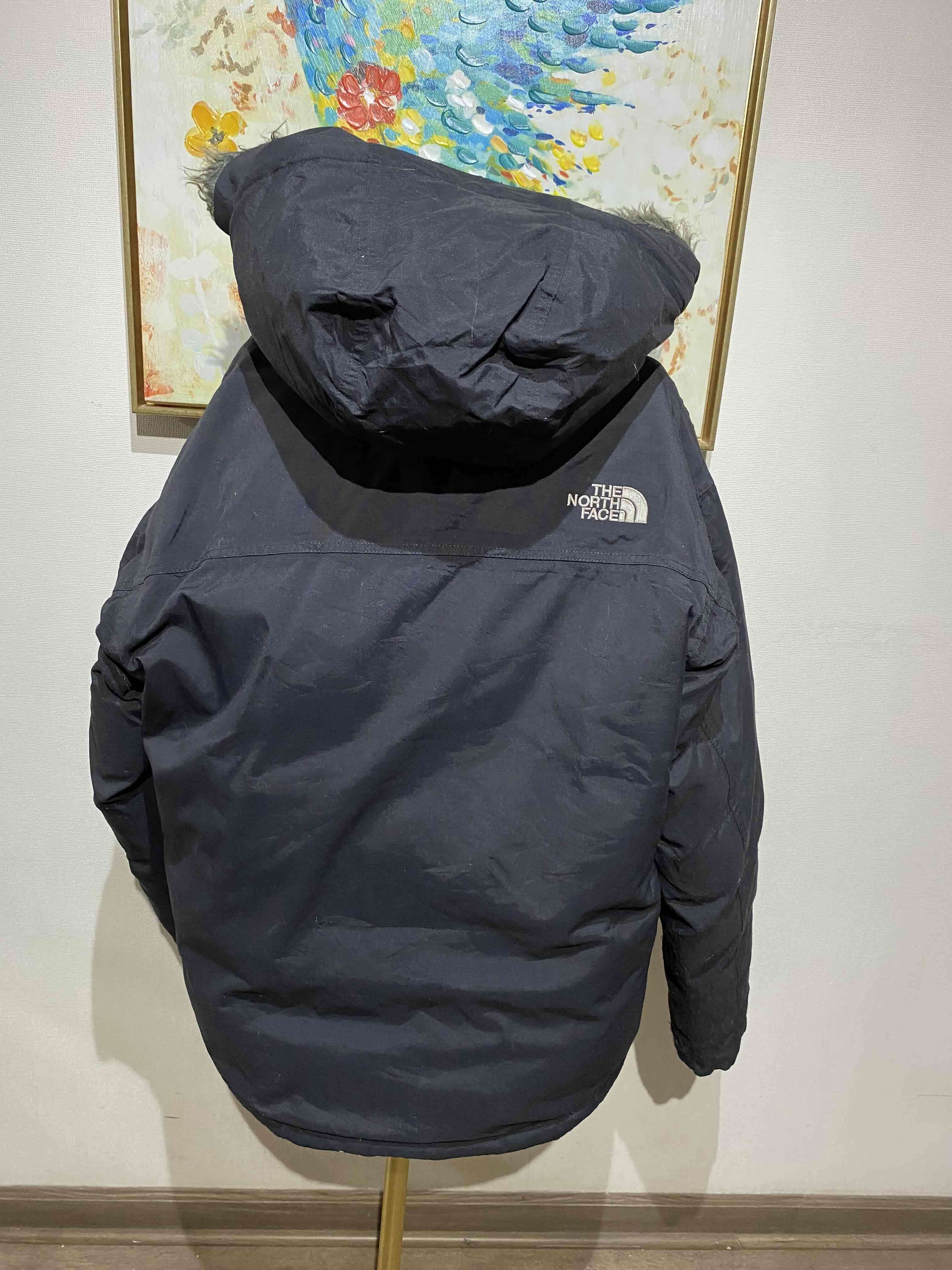 Parka negra con capucha de piel - miniatura 2