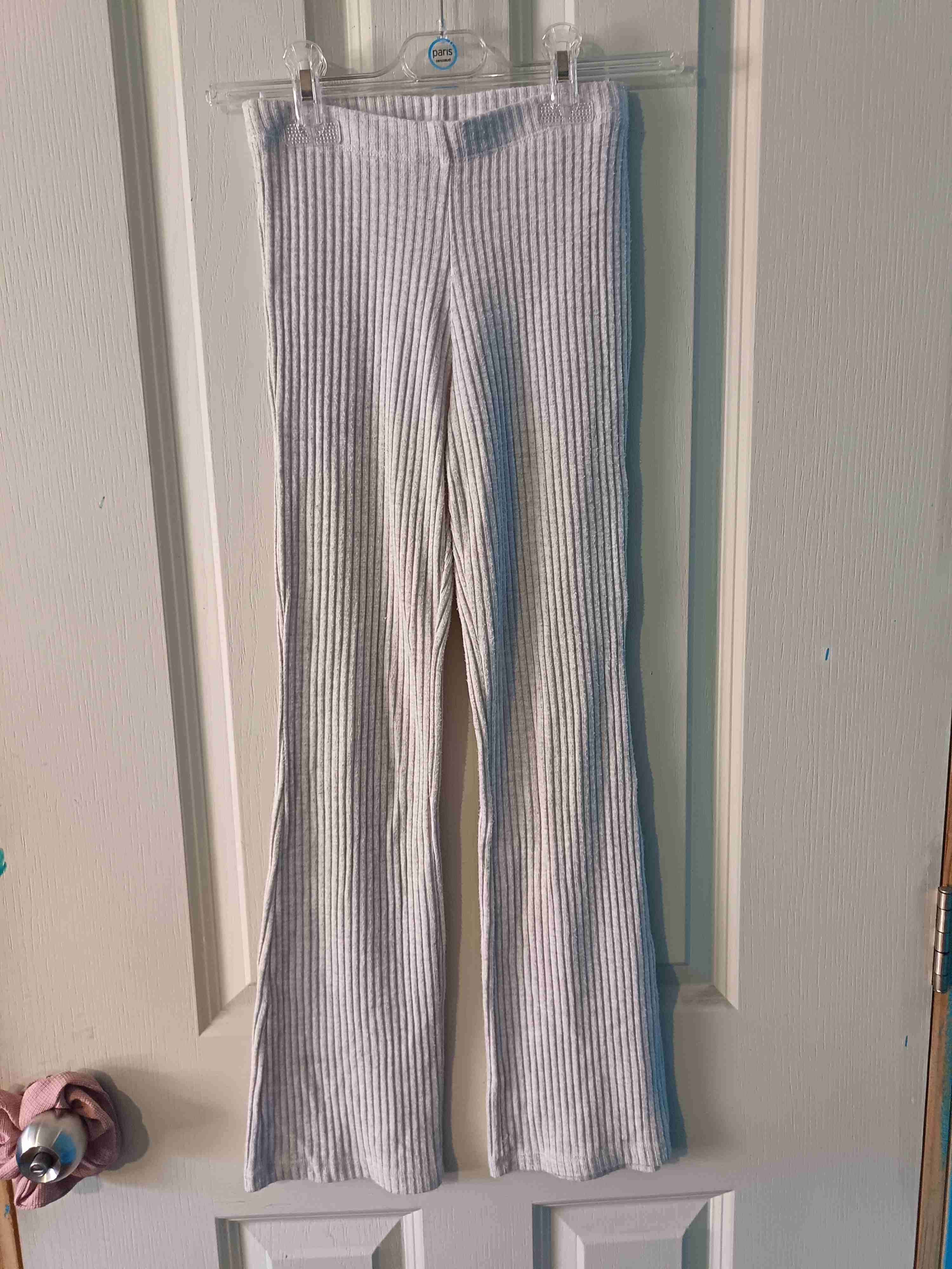 Conjunto lanilla beige acampanado y gorro. - miniatura 2