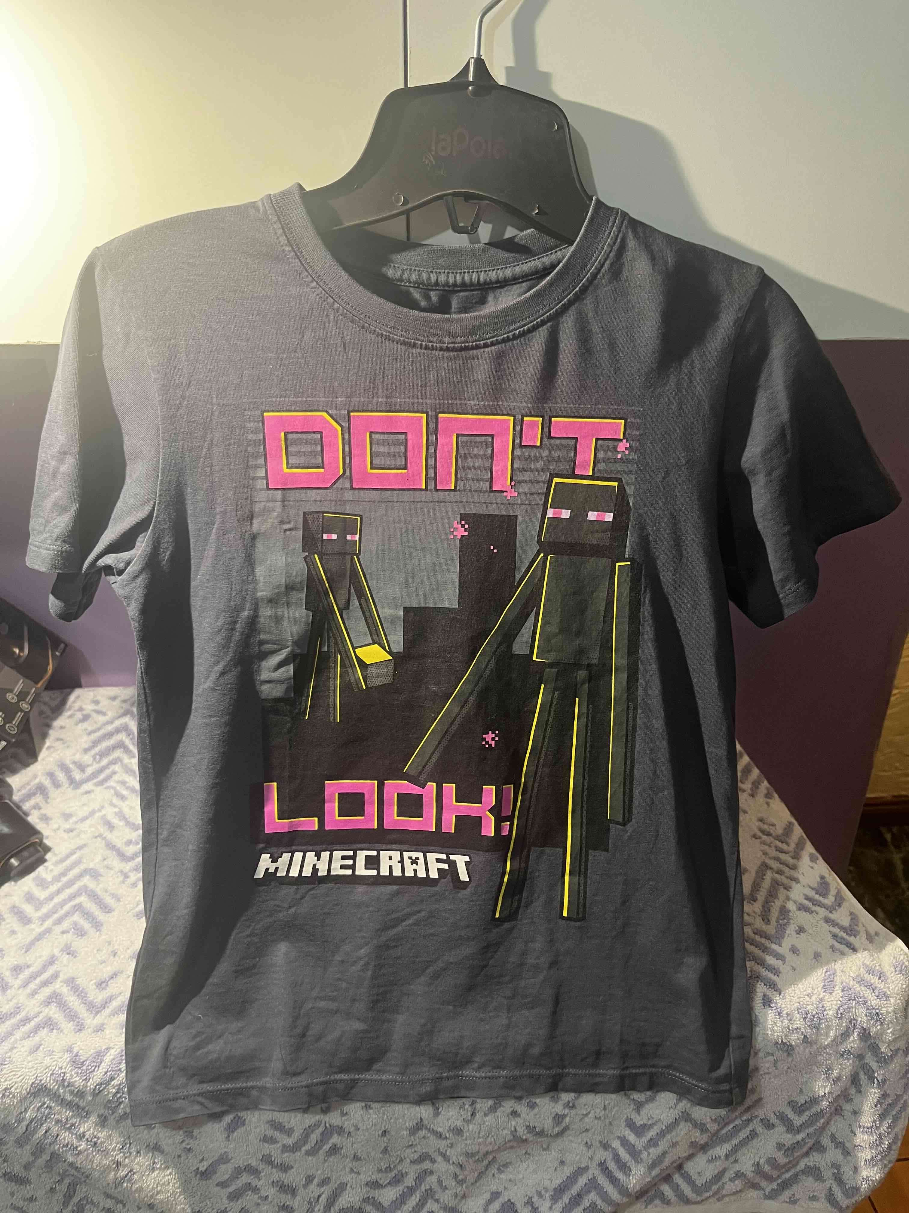 Polera negra con diseño de personajes - miniatura 3