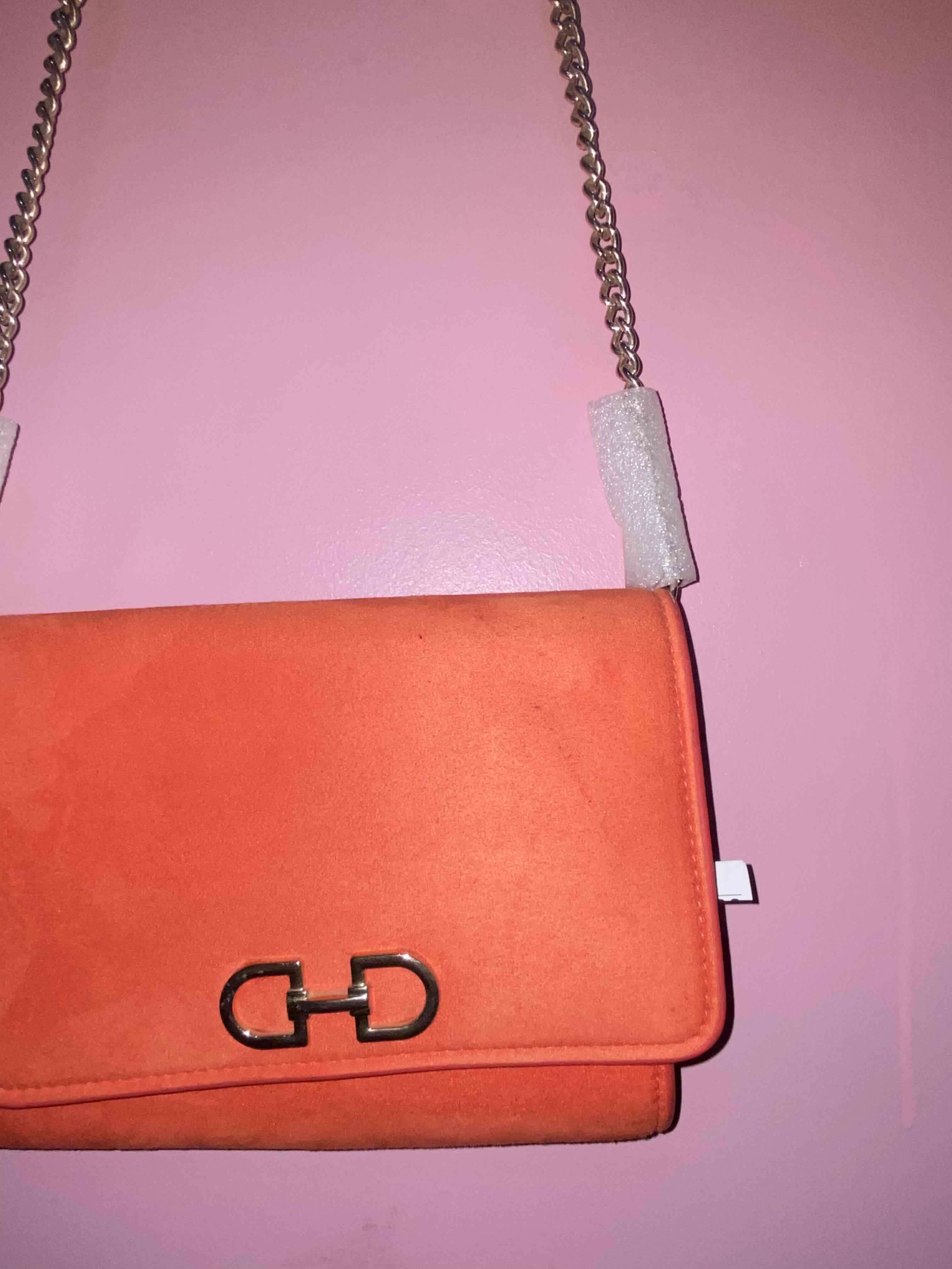 Cartera naranja con cadena dorada - miniatura 2